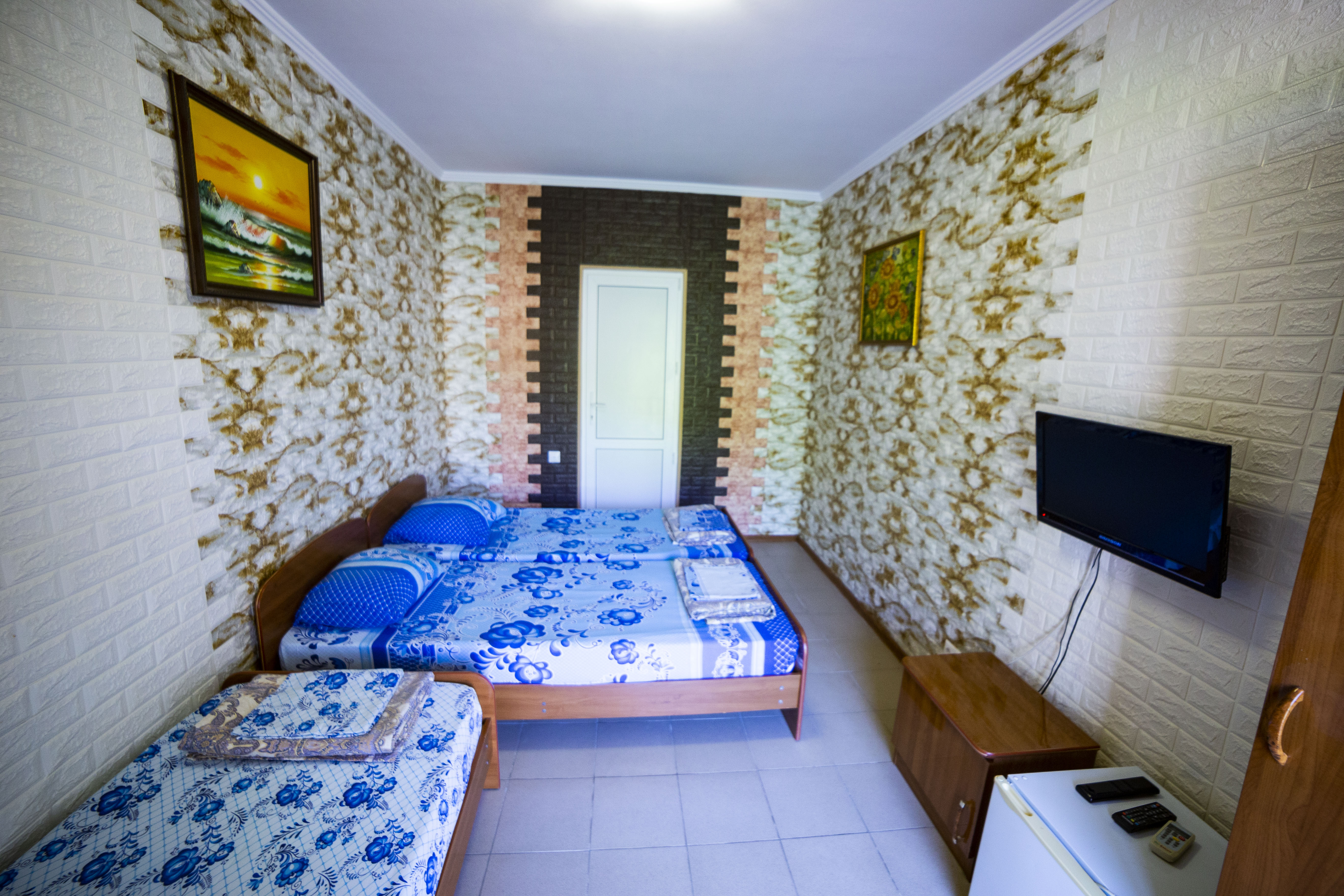 Трехместный номер с видом на горы