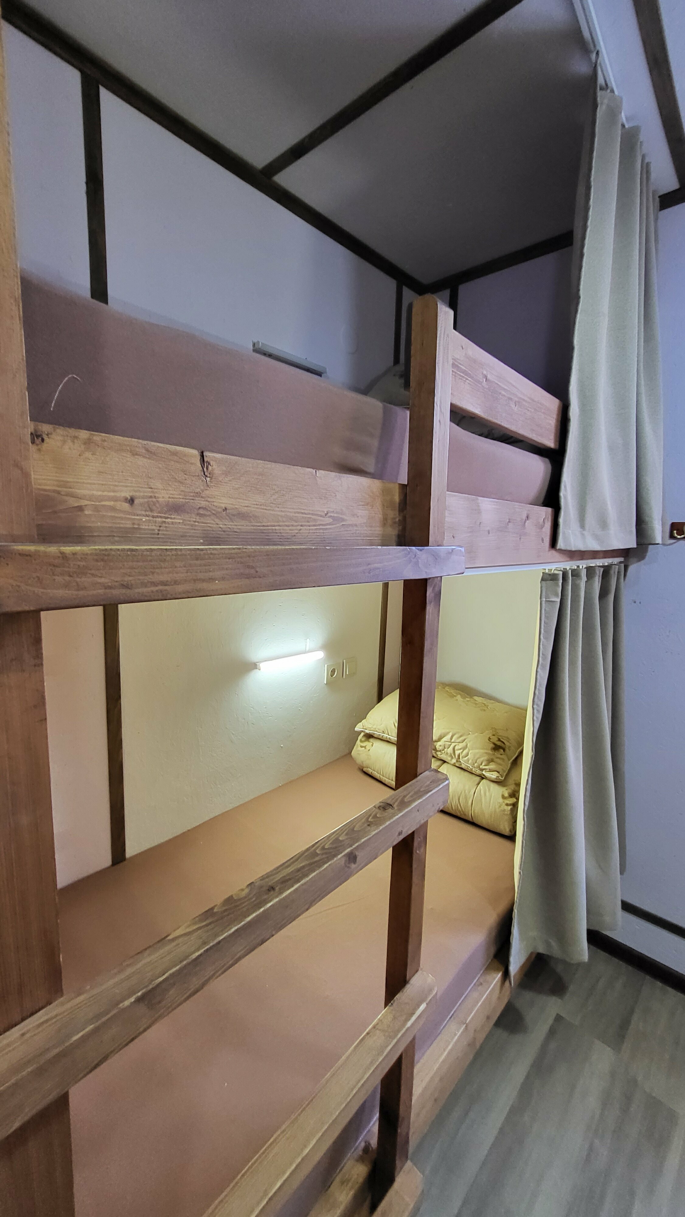 Кровать в общем 8-местном номере для мужчин и женщин