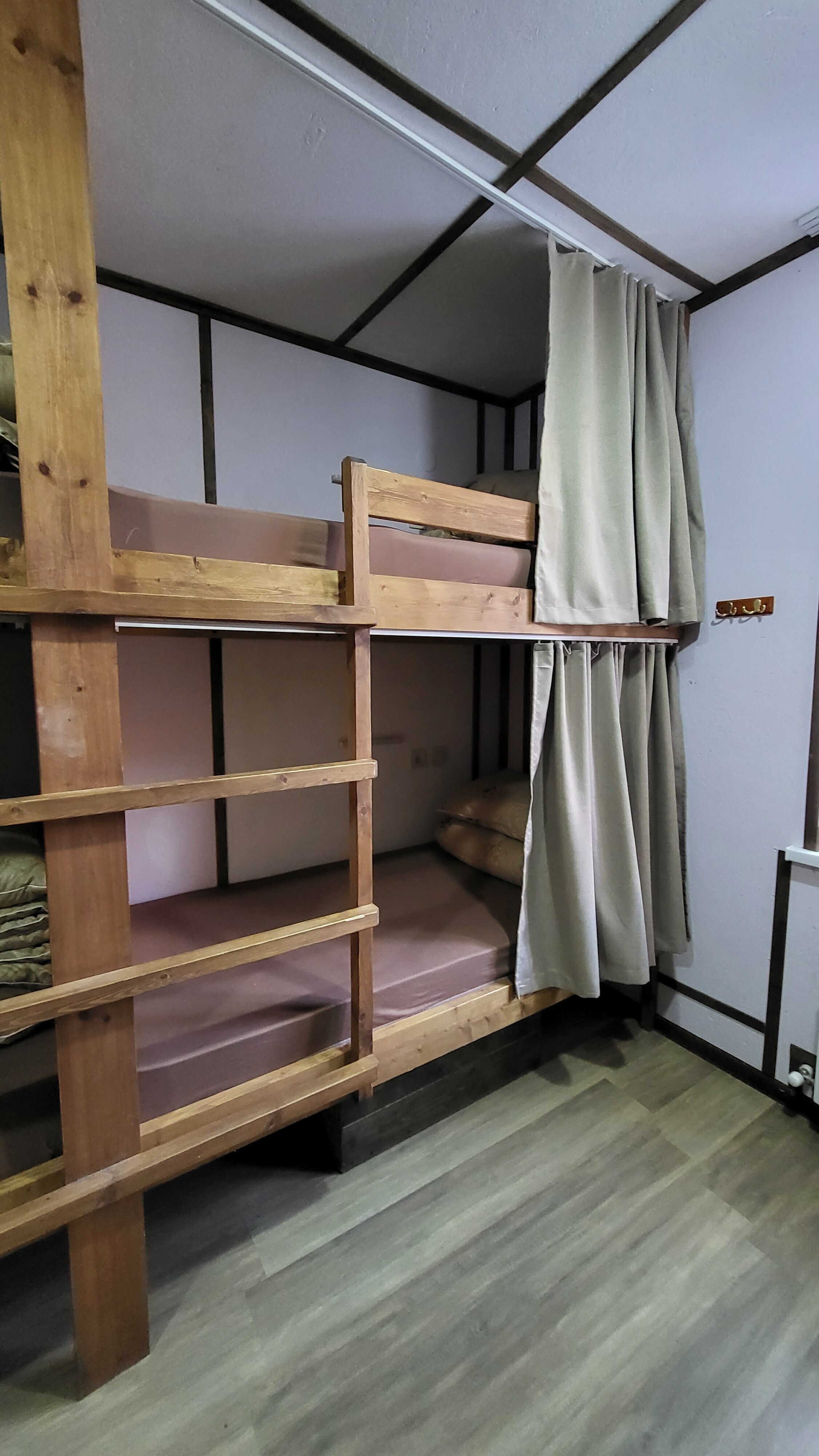 Кровать в общем 8-местном номере для мужчин и женщин