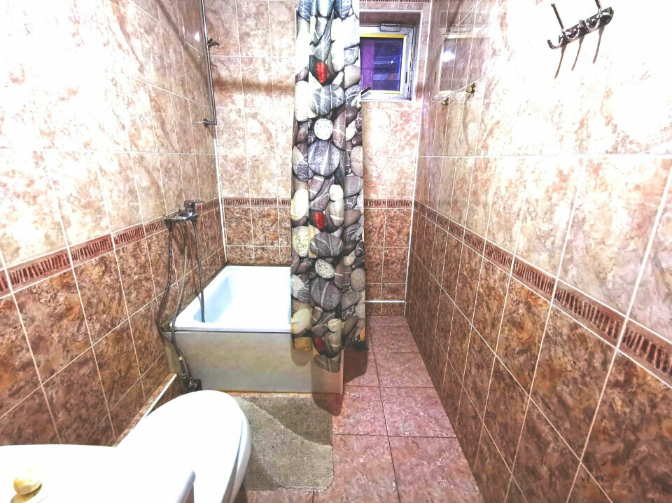 Трехместный номер с общей ванной комнатой