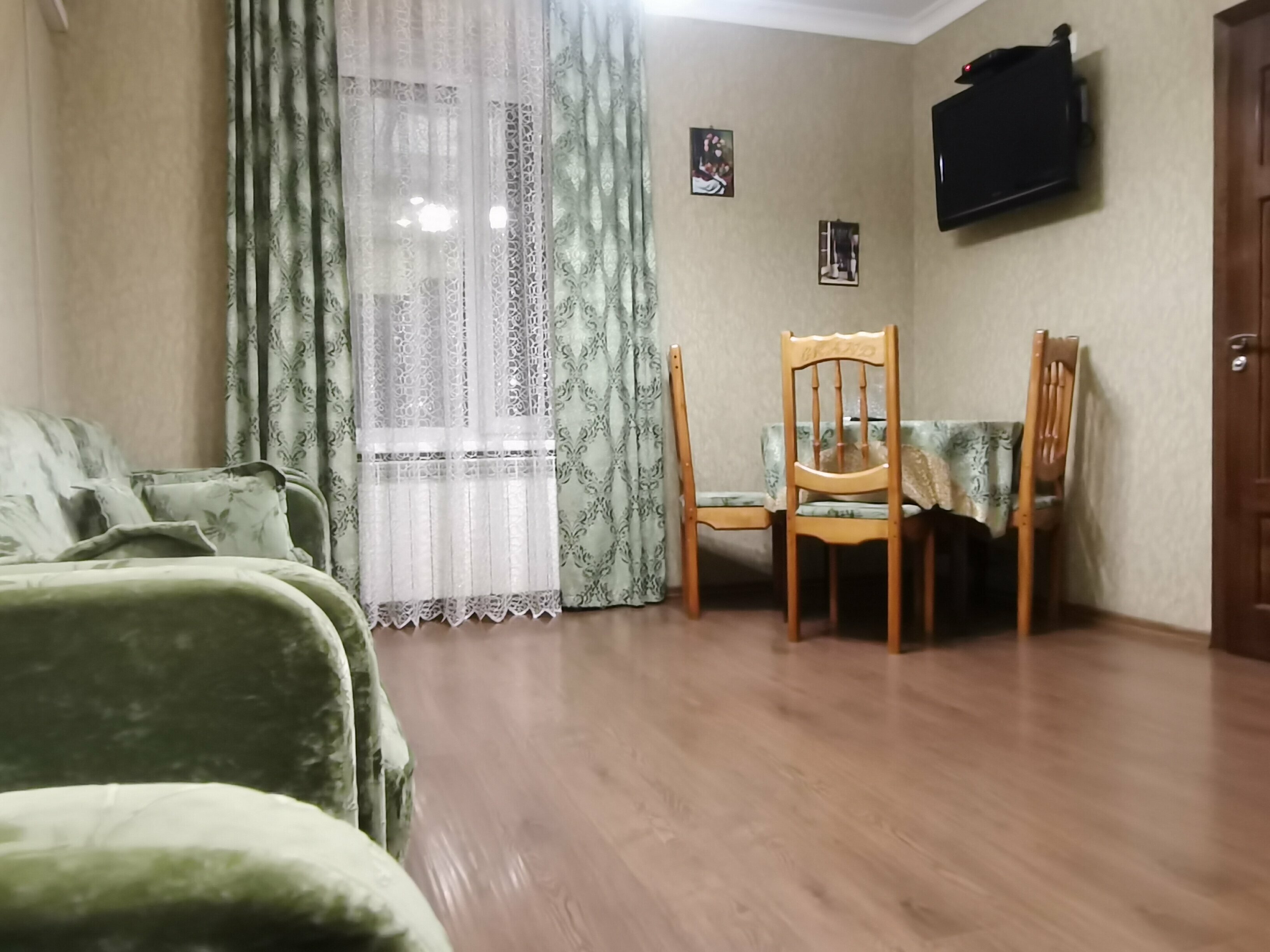 Номер ДВУХКОМНАТНЫЙ с 1 двухспальной кроватью