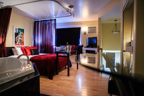 Улучшенный люкс, 1 двуспальная кровать «Квин-сайз», гидромассажная ванна в Leaside Manor by The Leaside Group