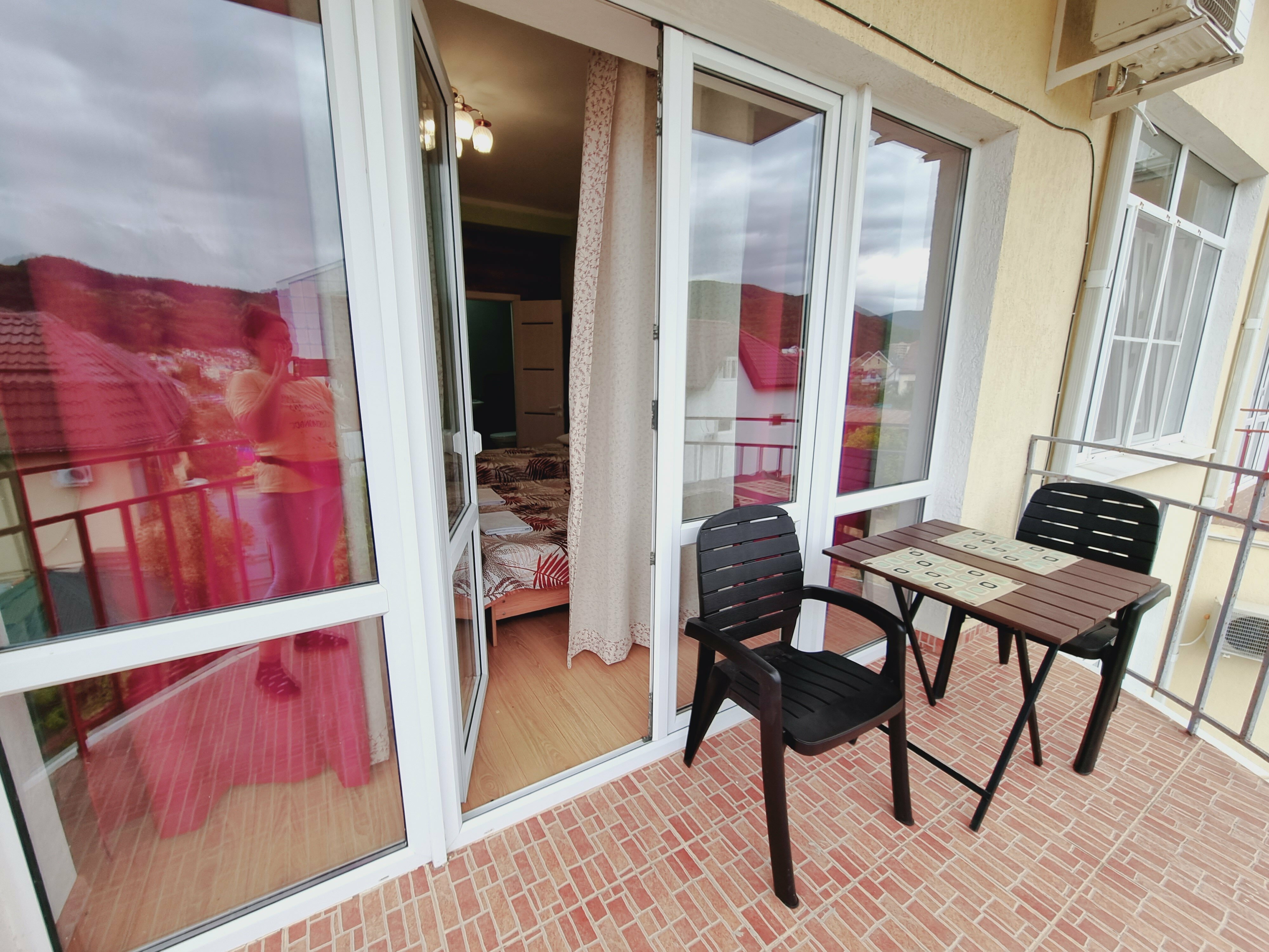 Трехместный номер с балконом