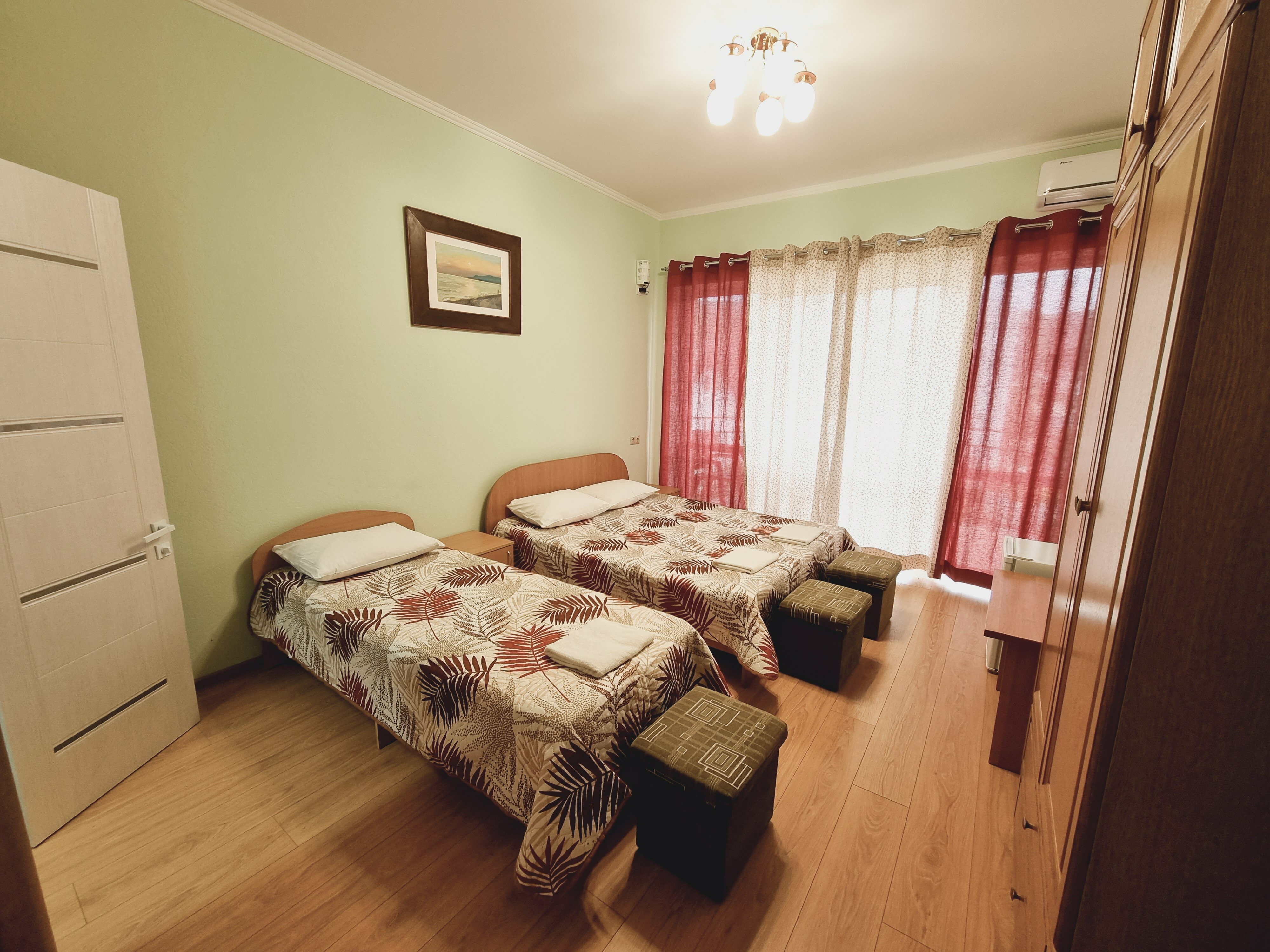 Трехместный номер с балконом