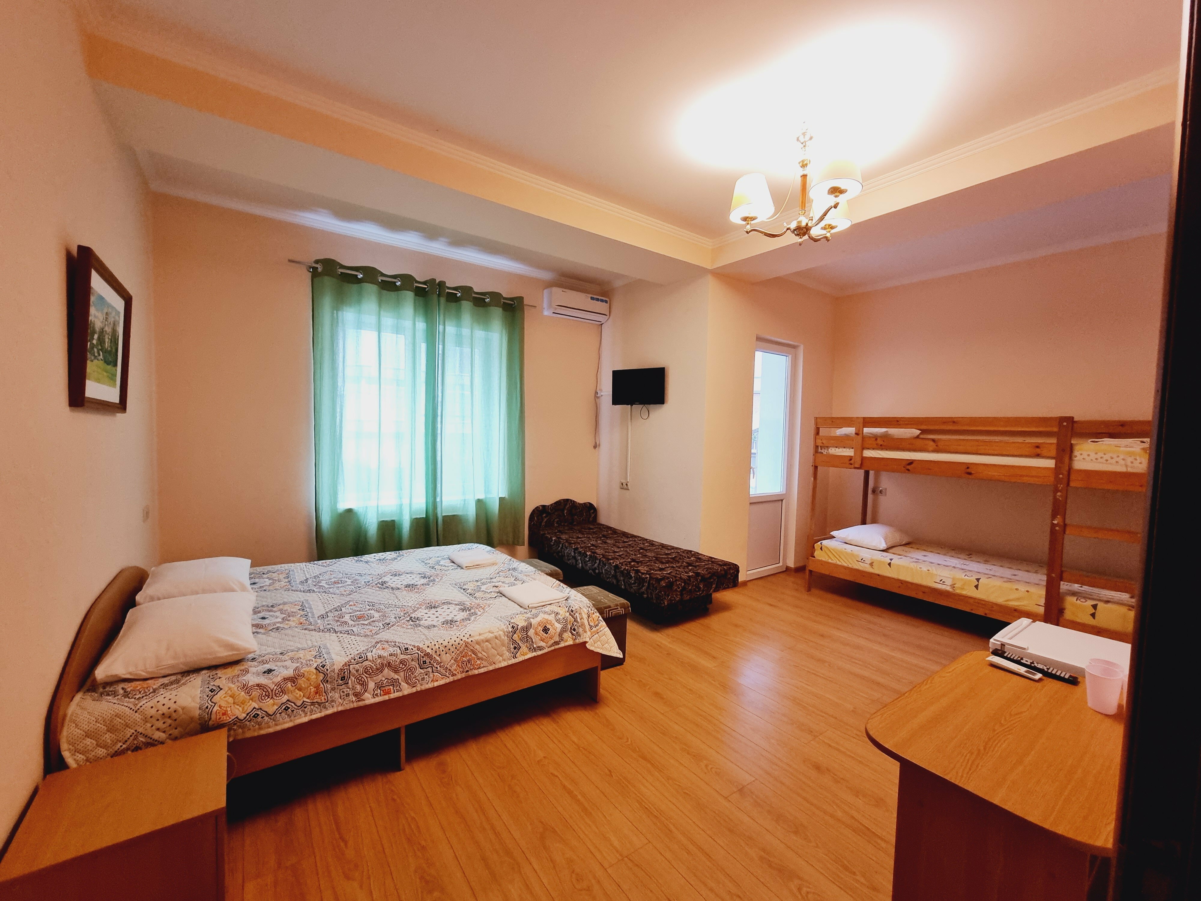 Четырехместный номер с балконом