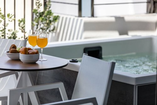 Superior Suite  with Outdoor Jetted Tub в Porta Suites