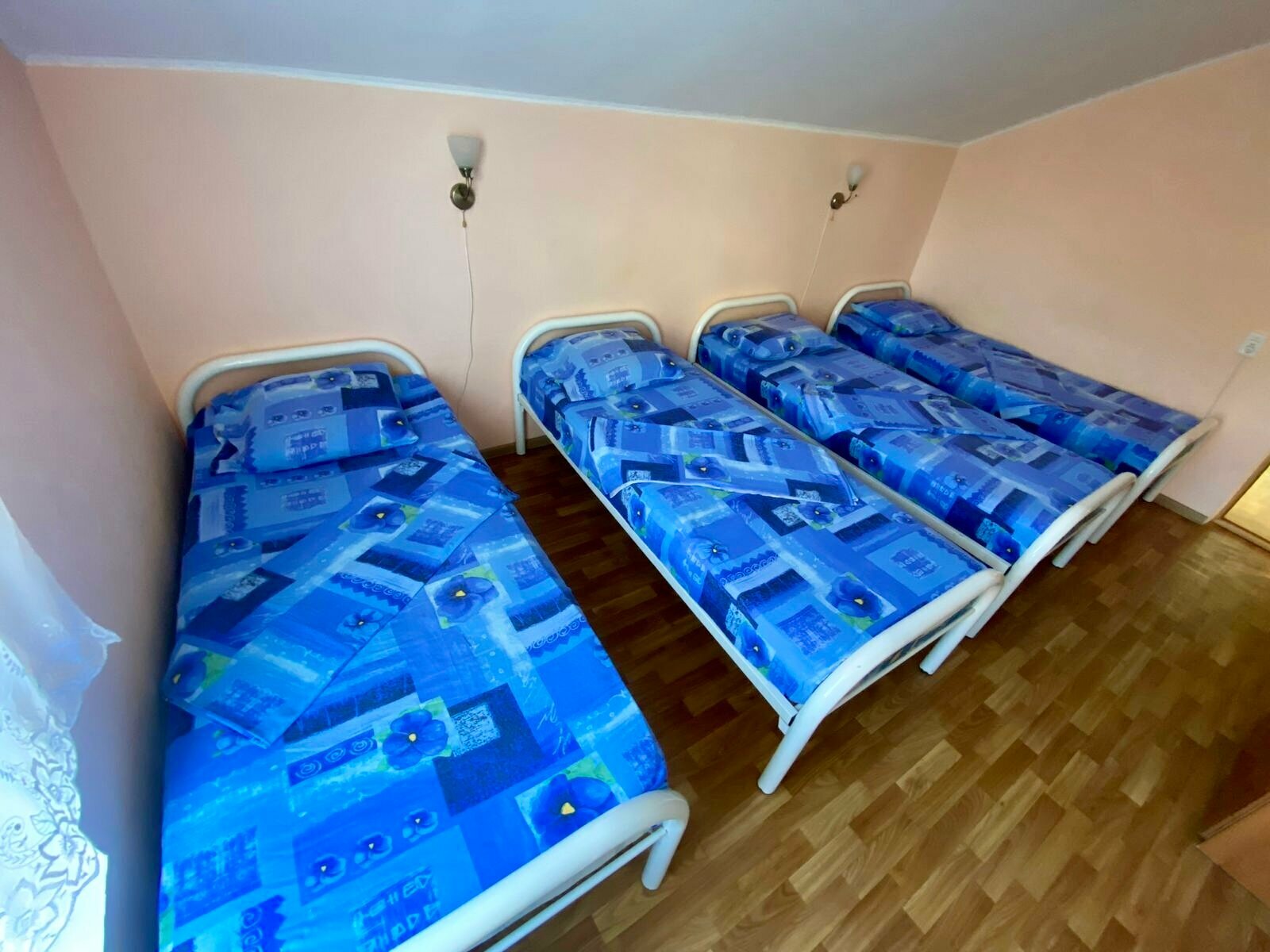 Четырехместный номер эконом-класса с общей ванной комнатой