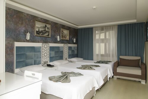 Стандартный трехместный номер в River Hotel