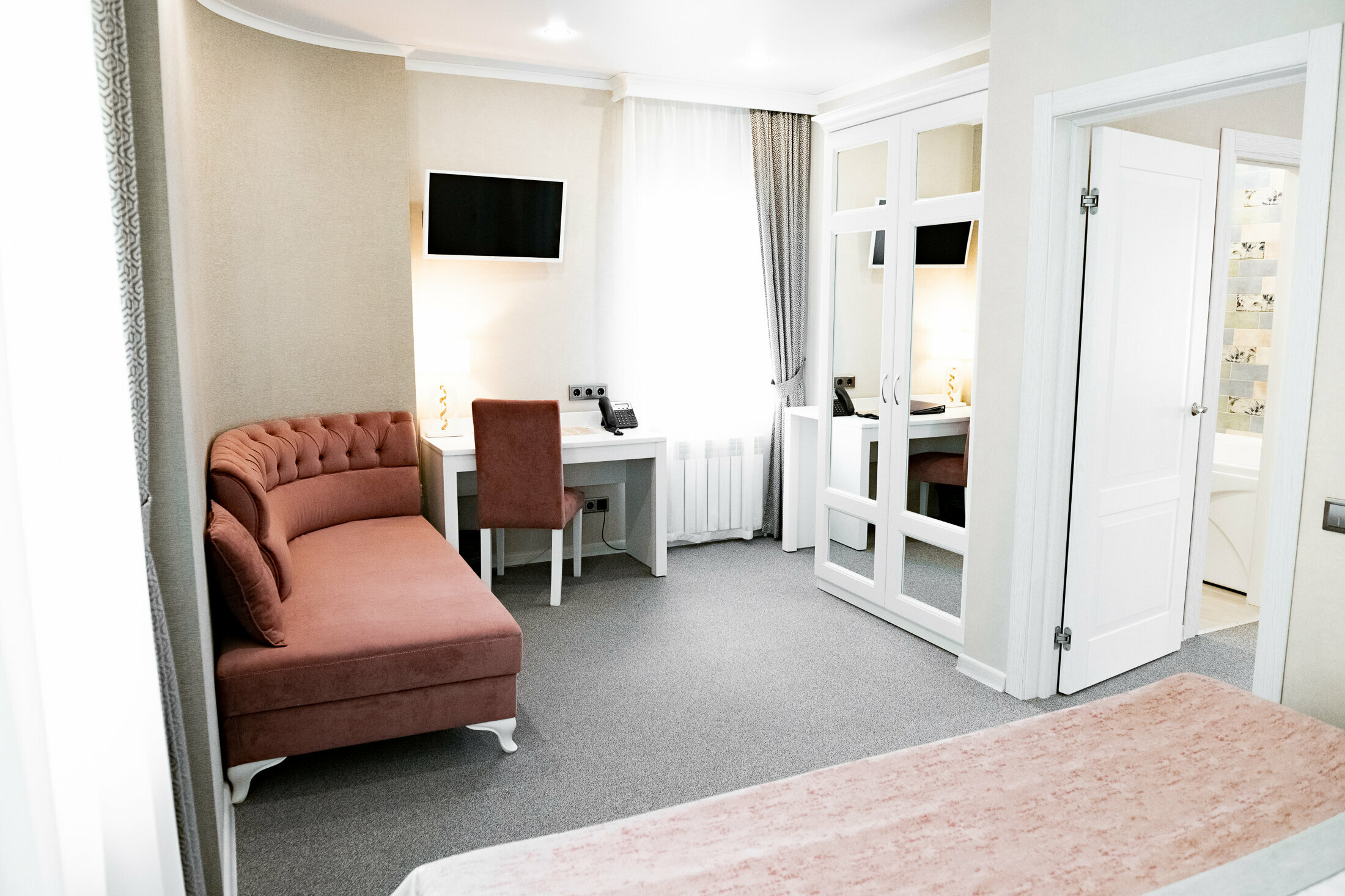 Люкс с кроватью размера «king-size» и гидромассажной ванной