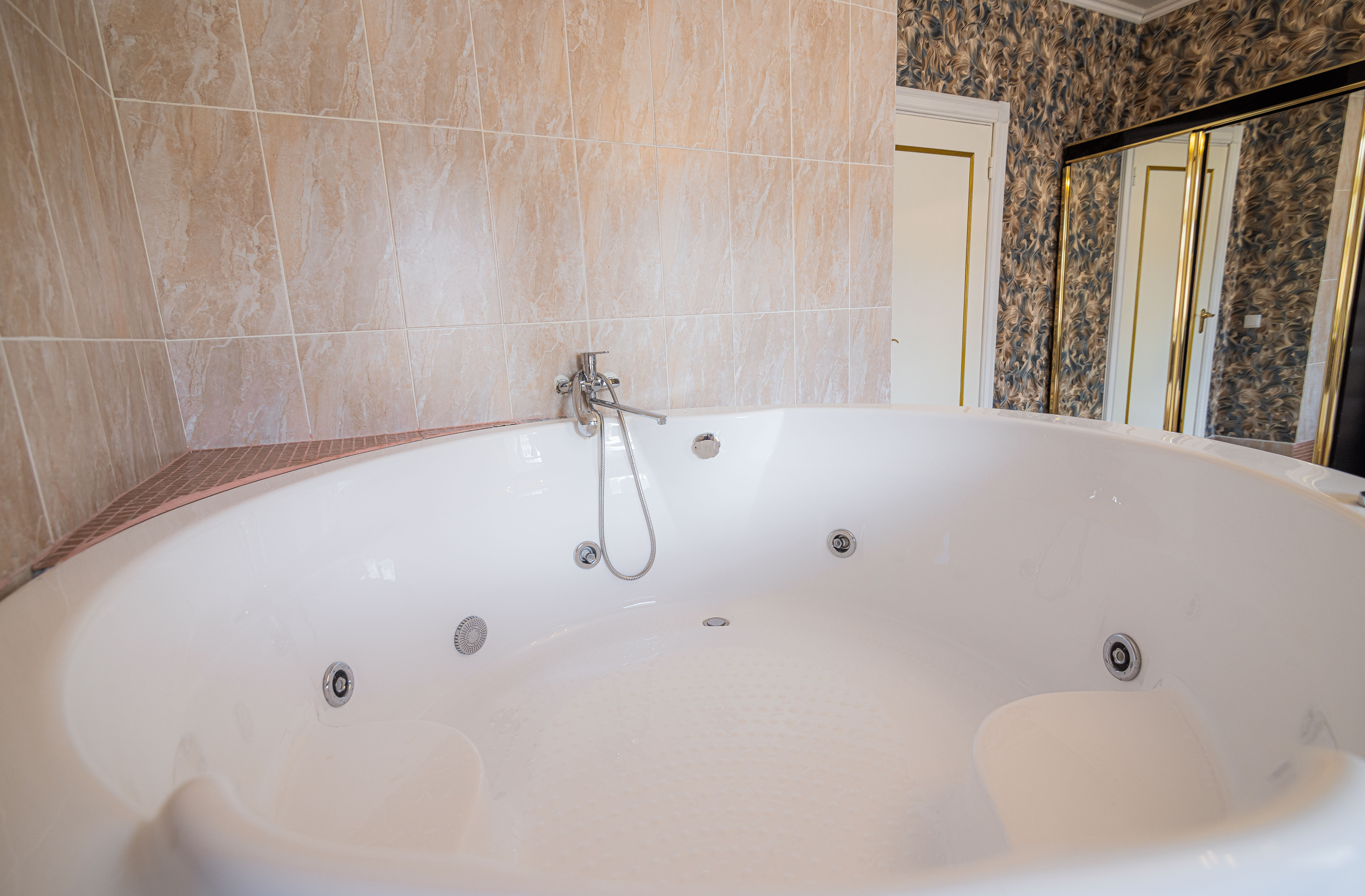 Люкс с гидромассажной ванной