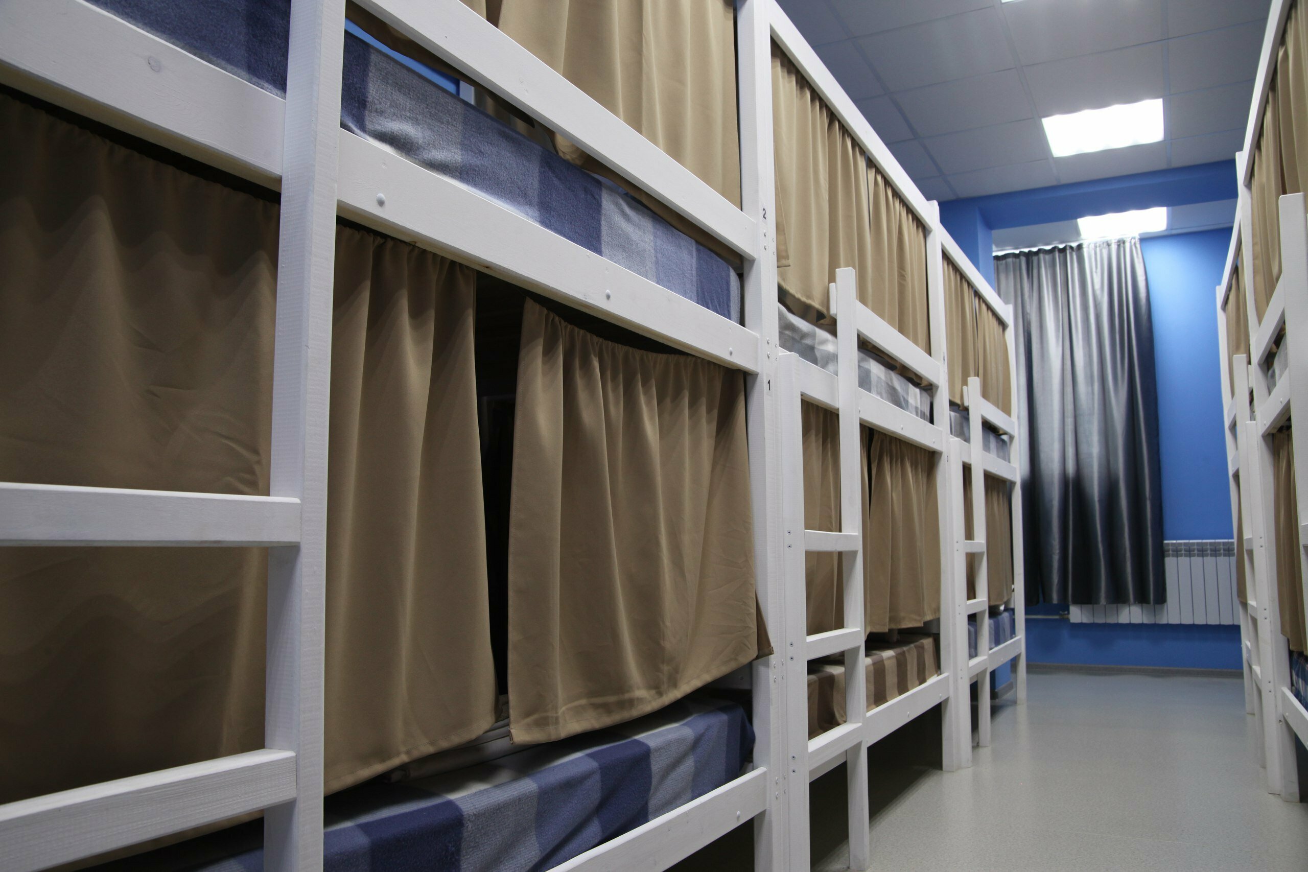 Спальное место на двухъярусной кровати в общем номере для мужчин и женщин