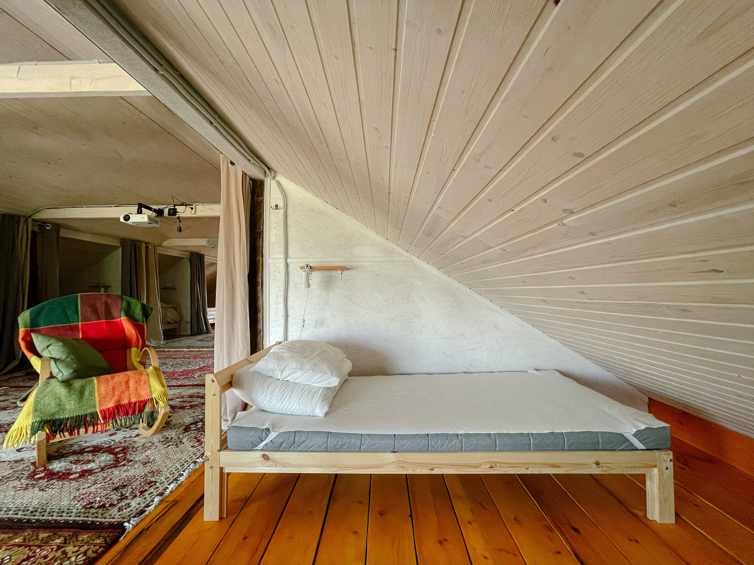 Односпальная кровать в общем номере