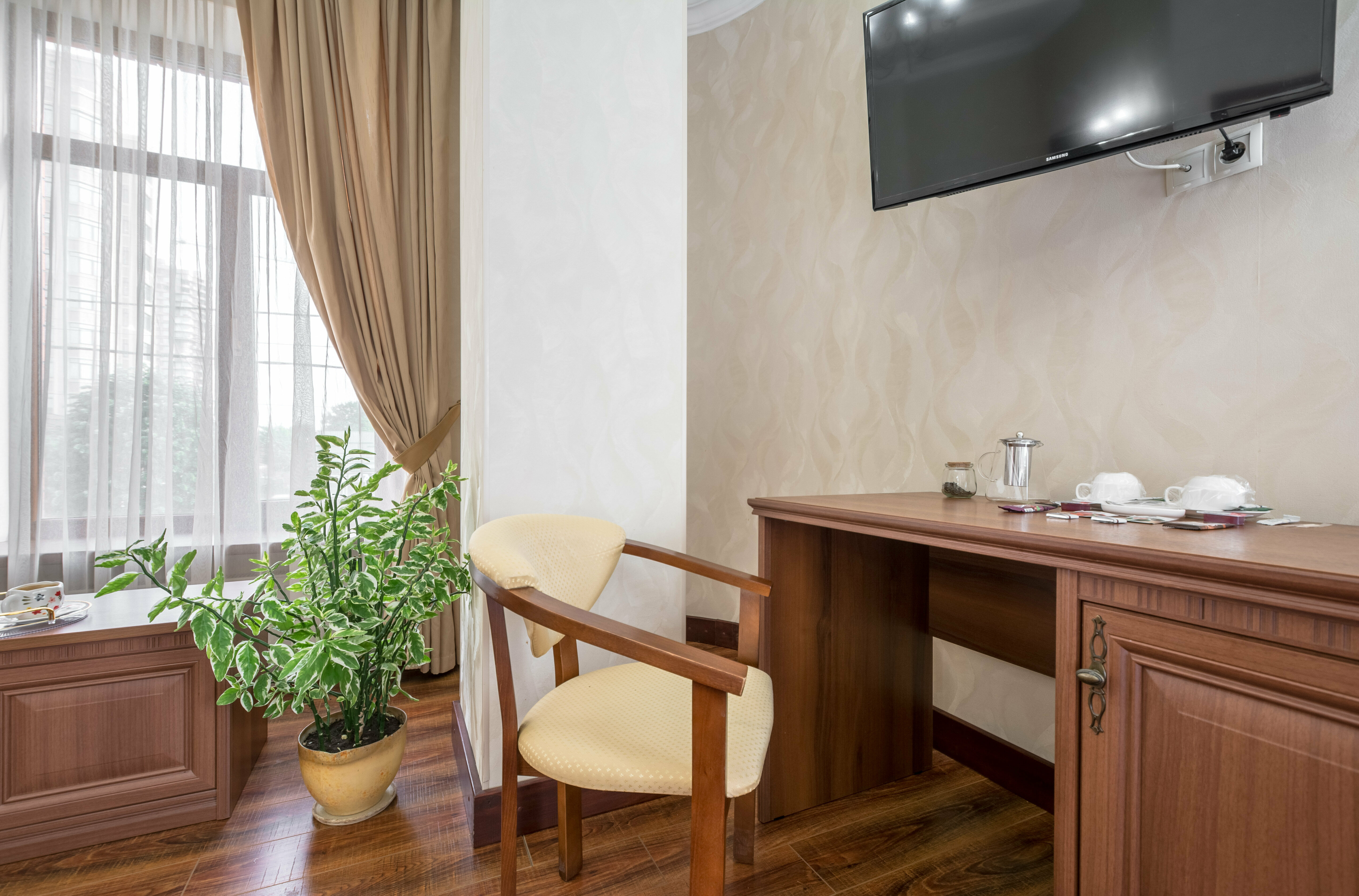 Делюкс с видом на город (просторный, с высокими потолками 3,2 м и кроватью king-size).