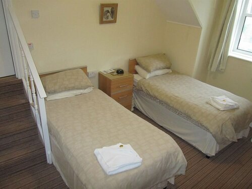 Стандартный двухместный номер с 2 односпальными кроватями, смежные ванная комната и спальня в Donnington Guest House