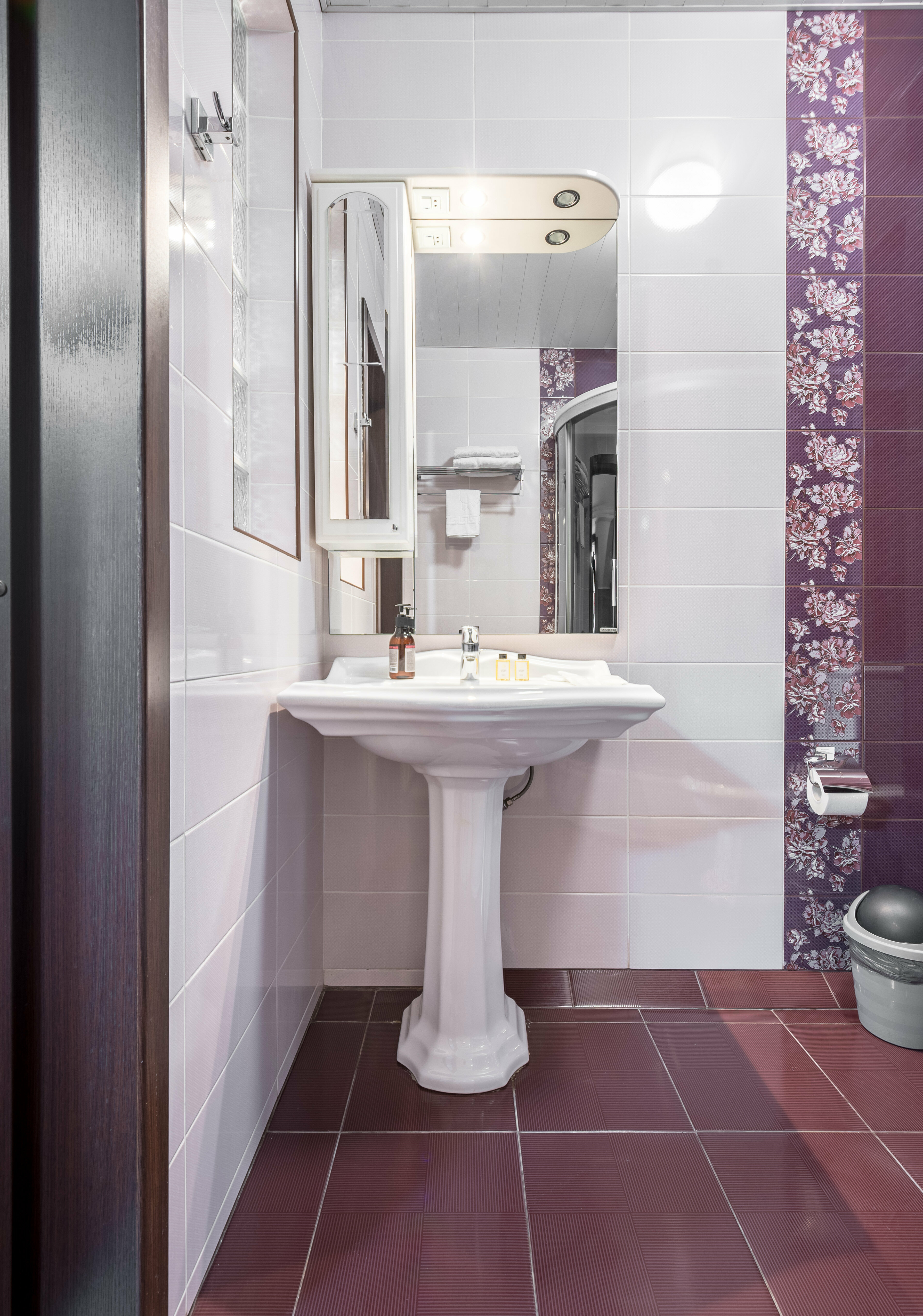 Стандартный номер с кроватью размера «king-size» на мансардном этаже.