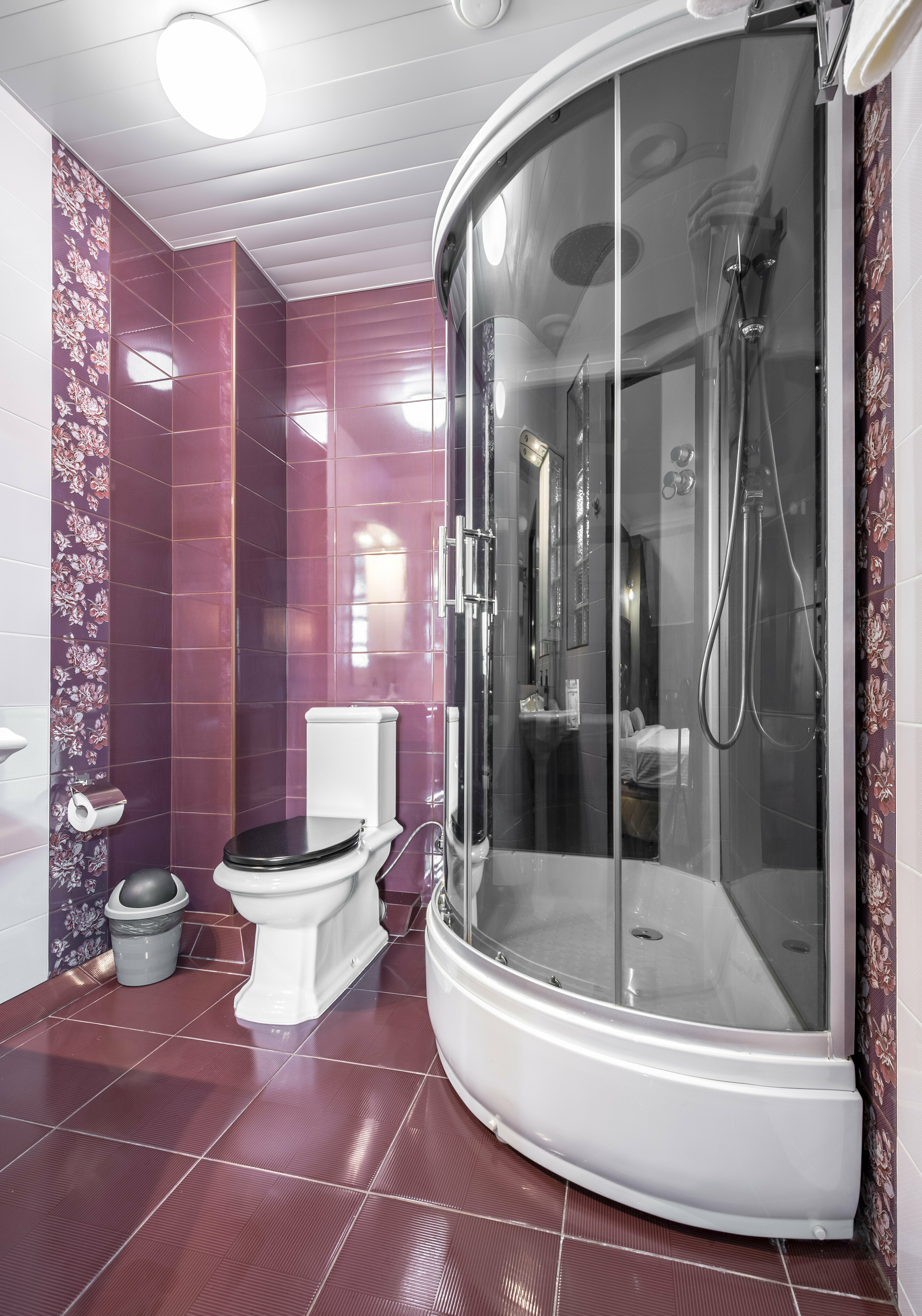 Стандартный номер с кроватью размера «king-size» на мансардном этаже.