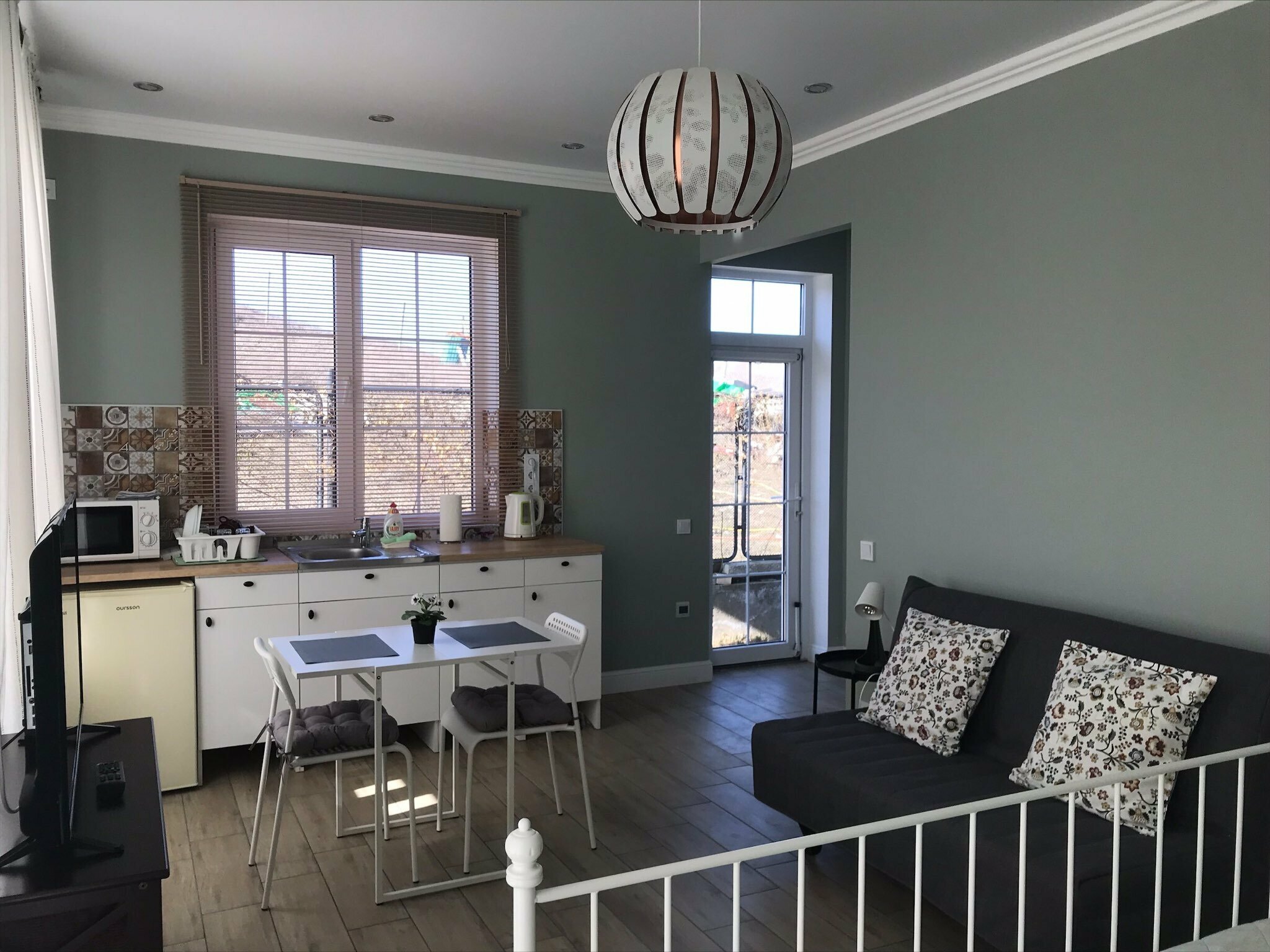 Трехместный номер с видом на горы