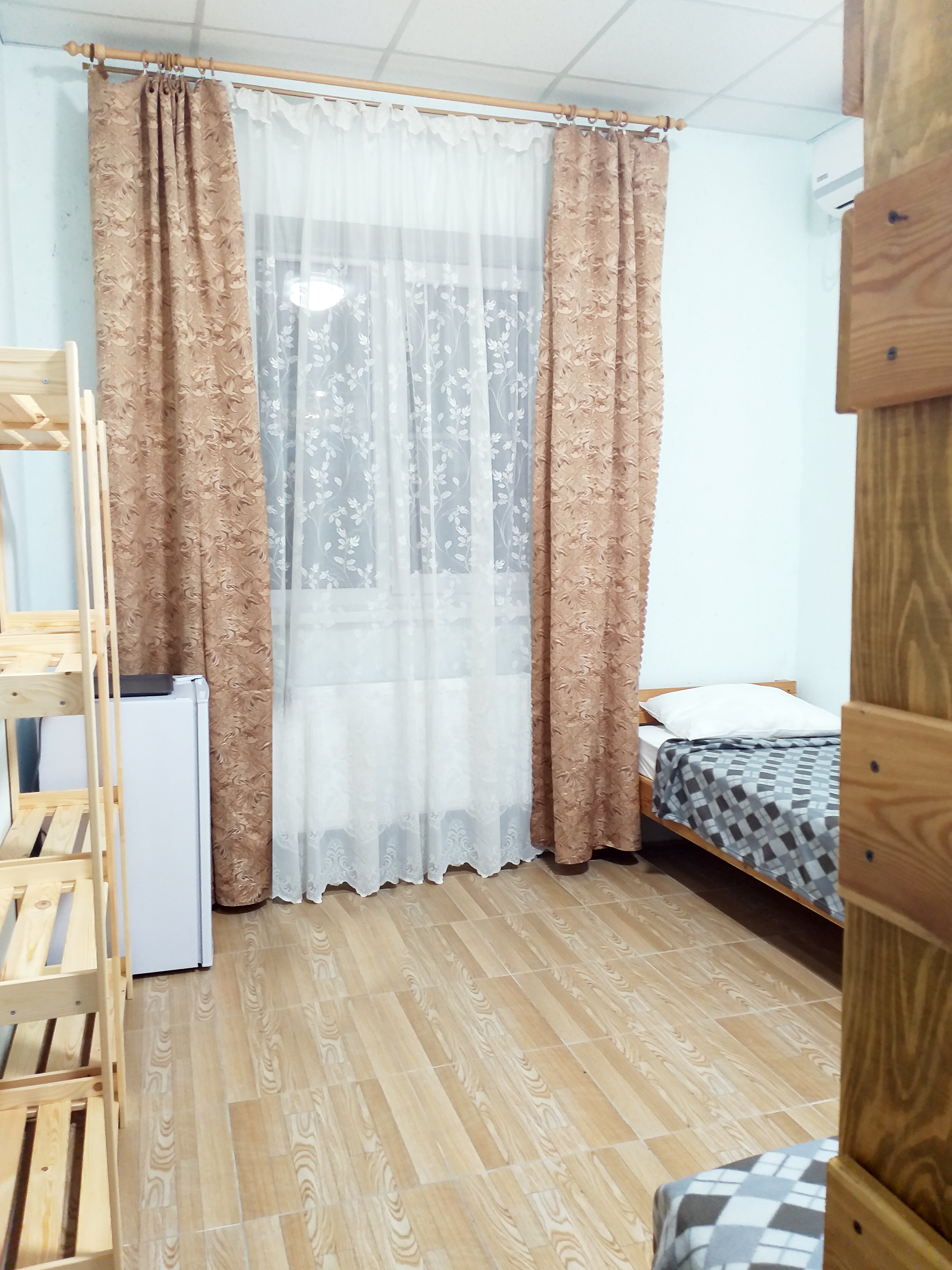 Четырехместный номер с общей ванной комнатой