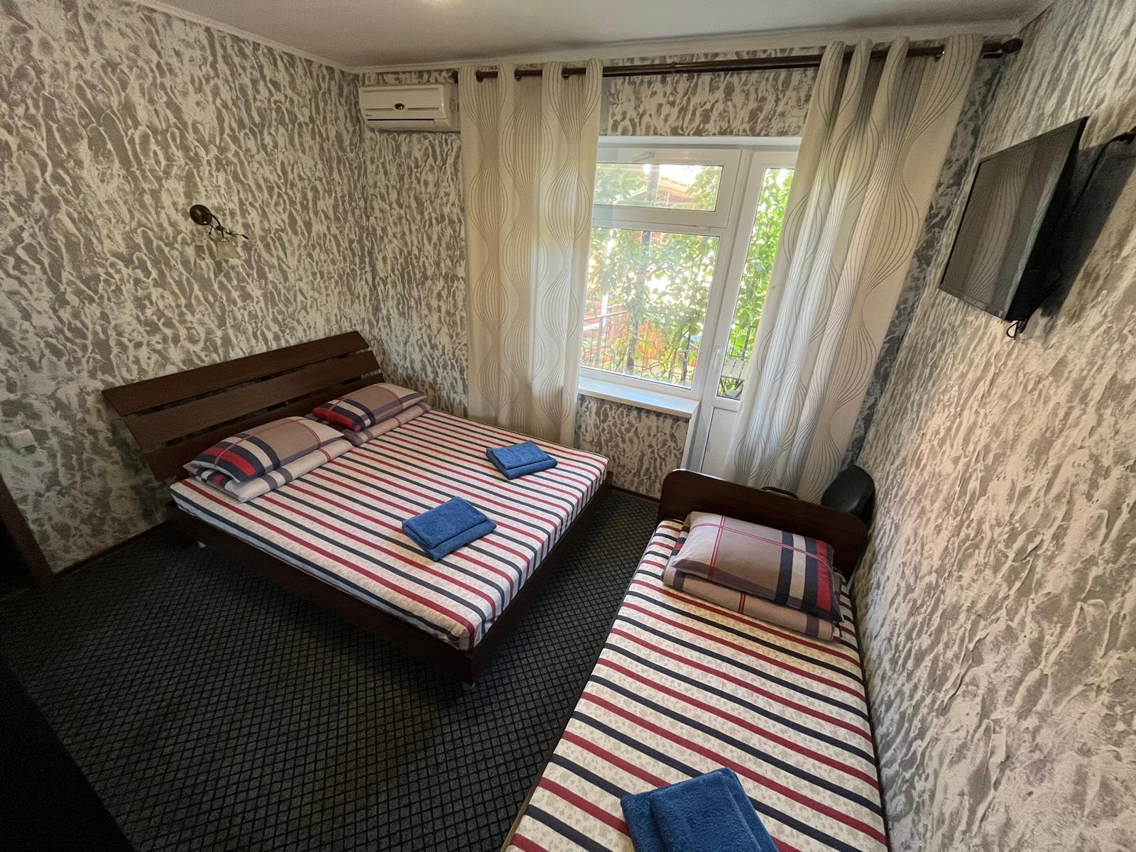 Трехместный номер с балконом