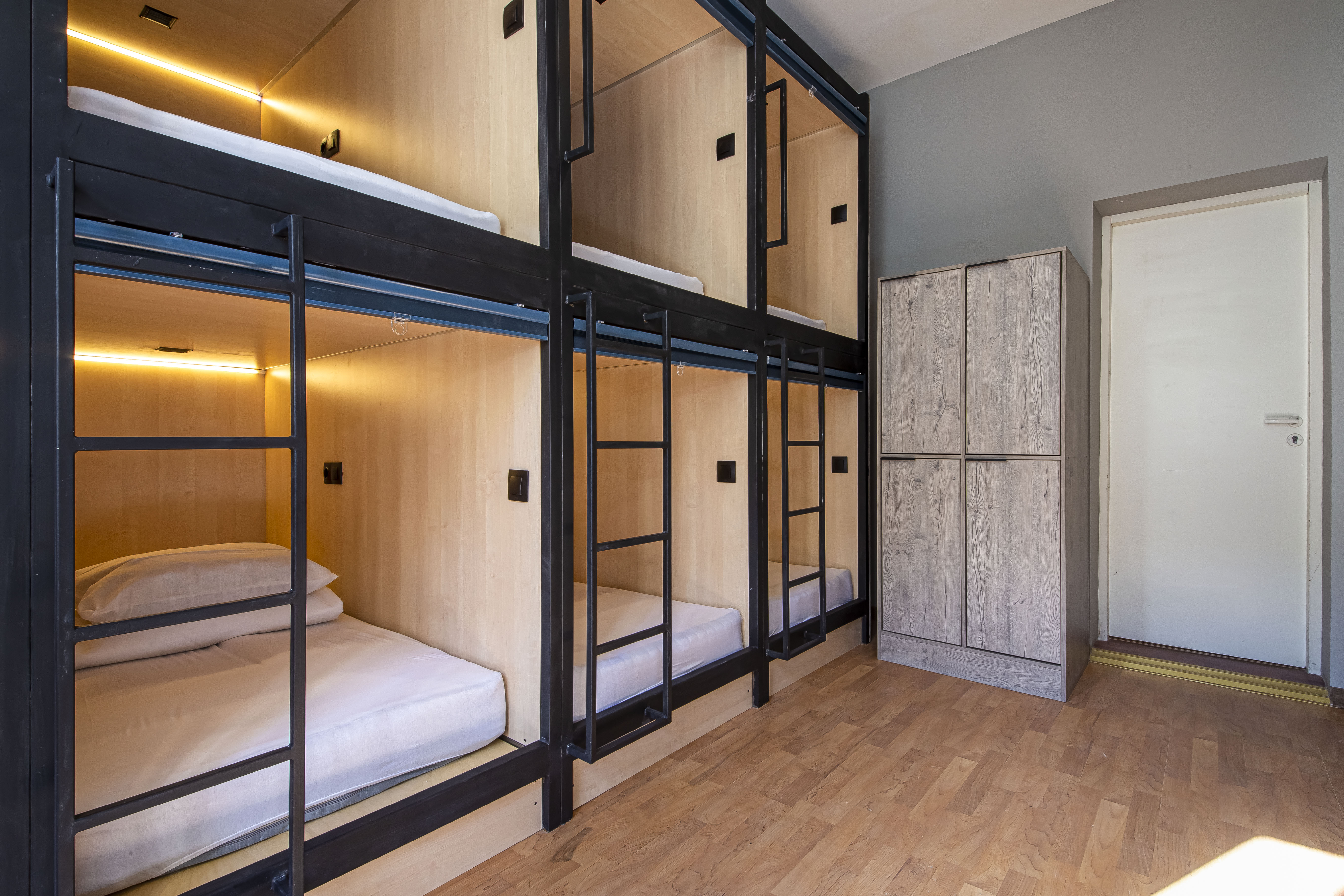 Односпальная кровать в общем номере