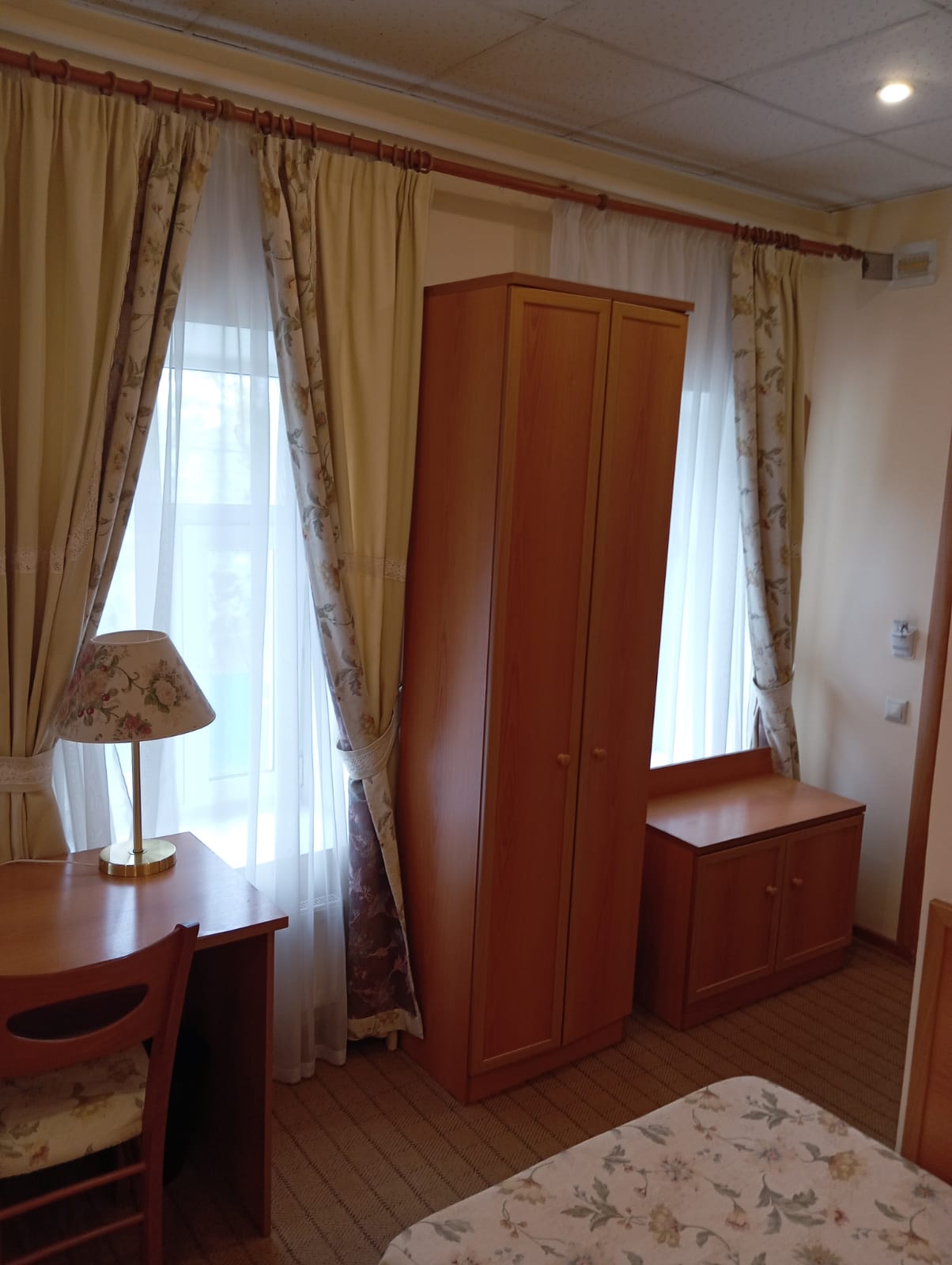 Двухместный номер с 2 отдельными кроватями и окном