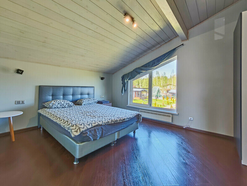 Дом с балконом