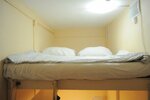 Небольшой номер с двухспальной и одноместной кроватями без окна для двоих (заезд 14-23ч, с 18 лет, без детей, депозит) в Lokaland