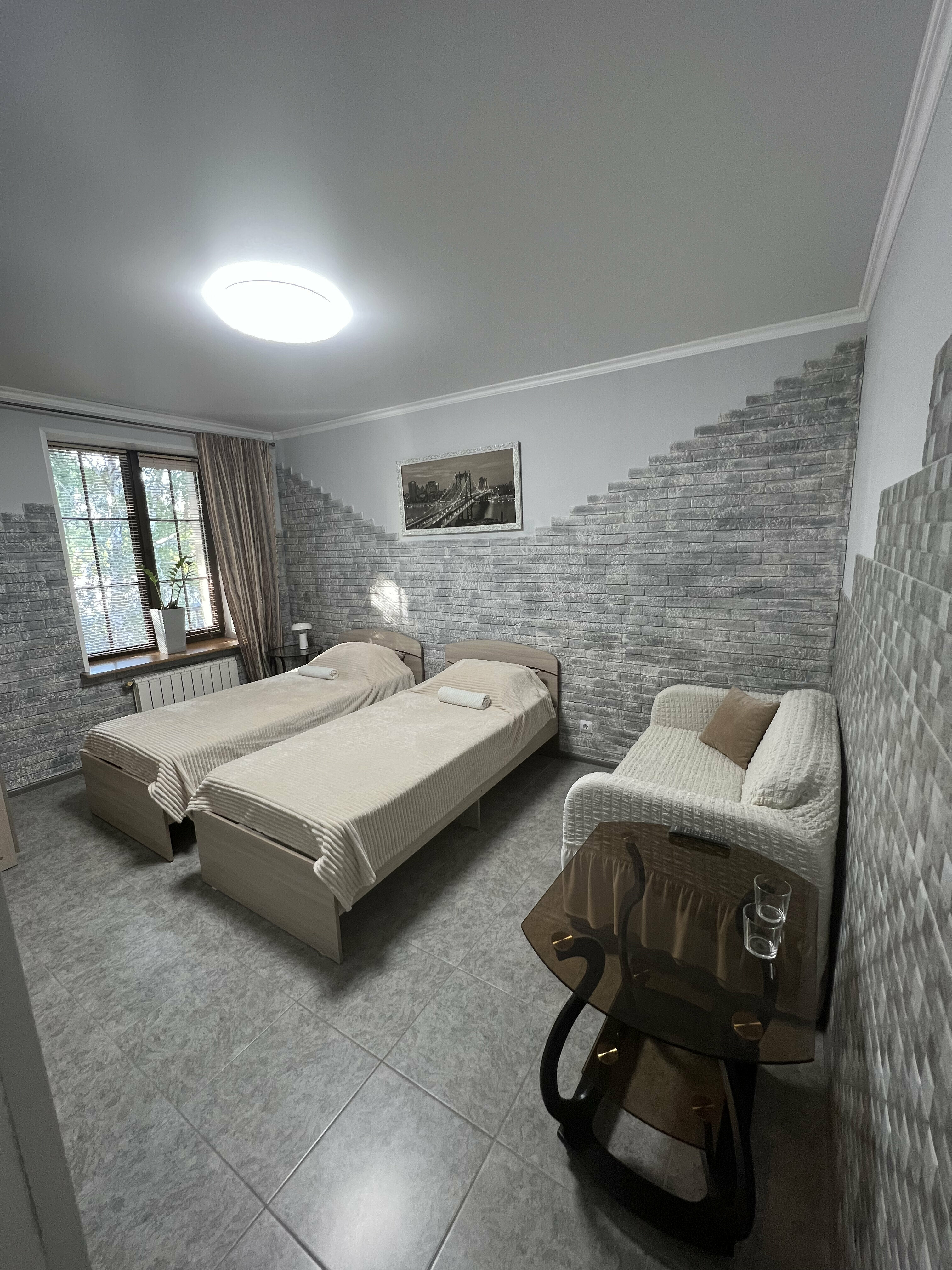 Двухместный номер с 2 отдельными кроватями и общей ванной комнатой