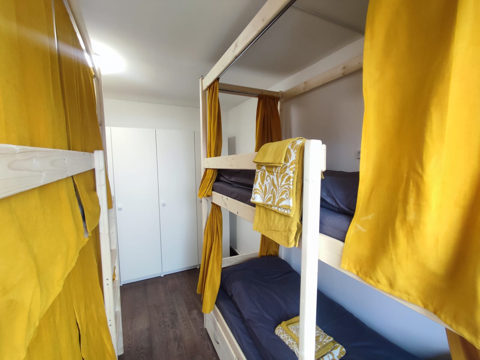 Кровать в общем 4-местном номере для мужчин и женщин