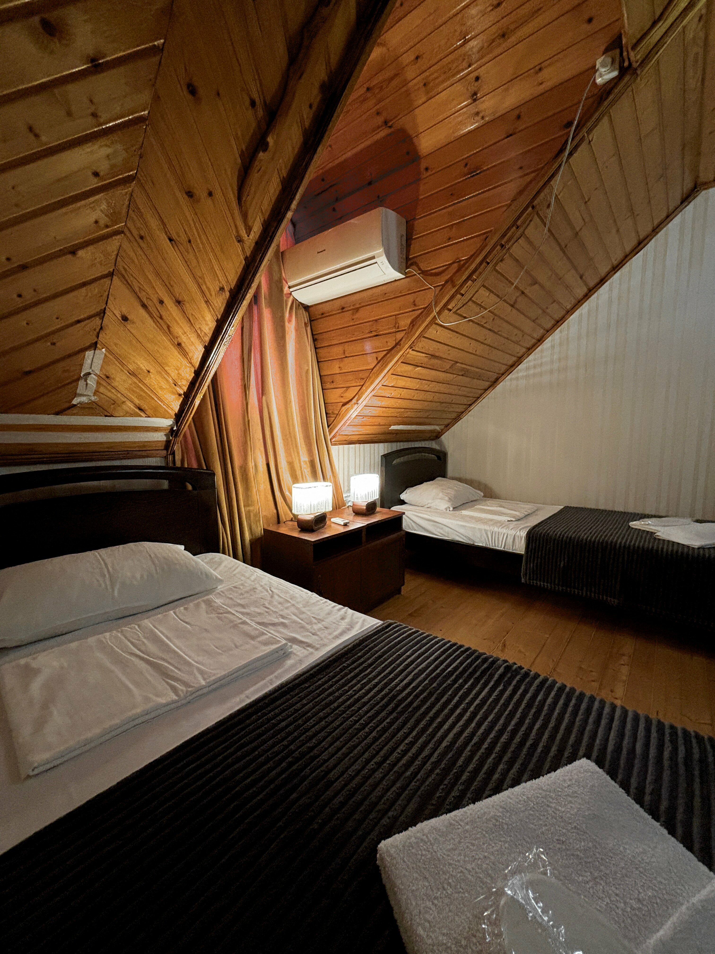 Небольшой двухместный номер с 2 отдельными кроватями