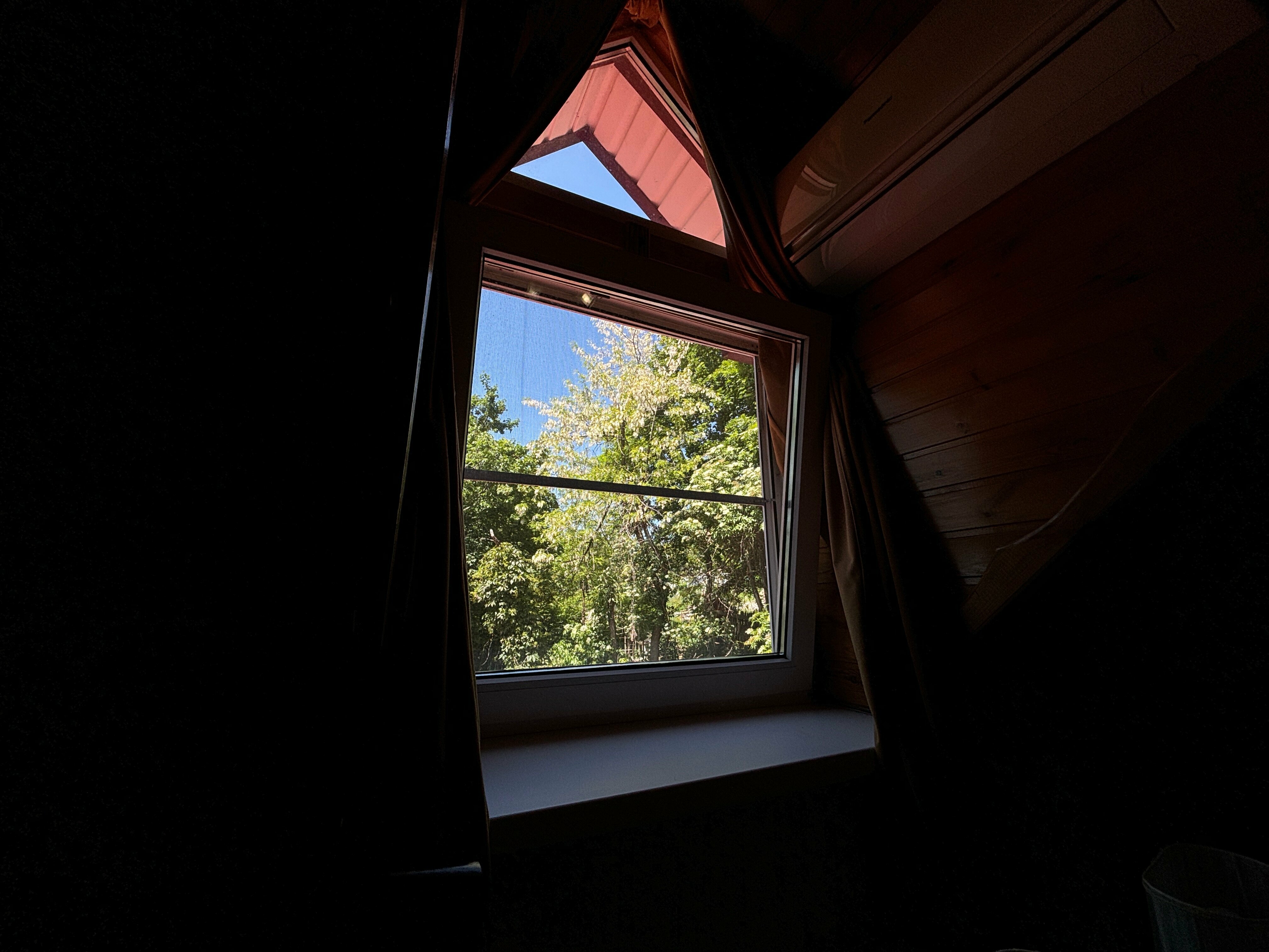 Небольшой двухместный номер с 2 отдельными кроватями