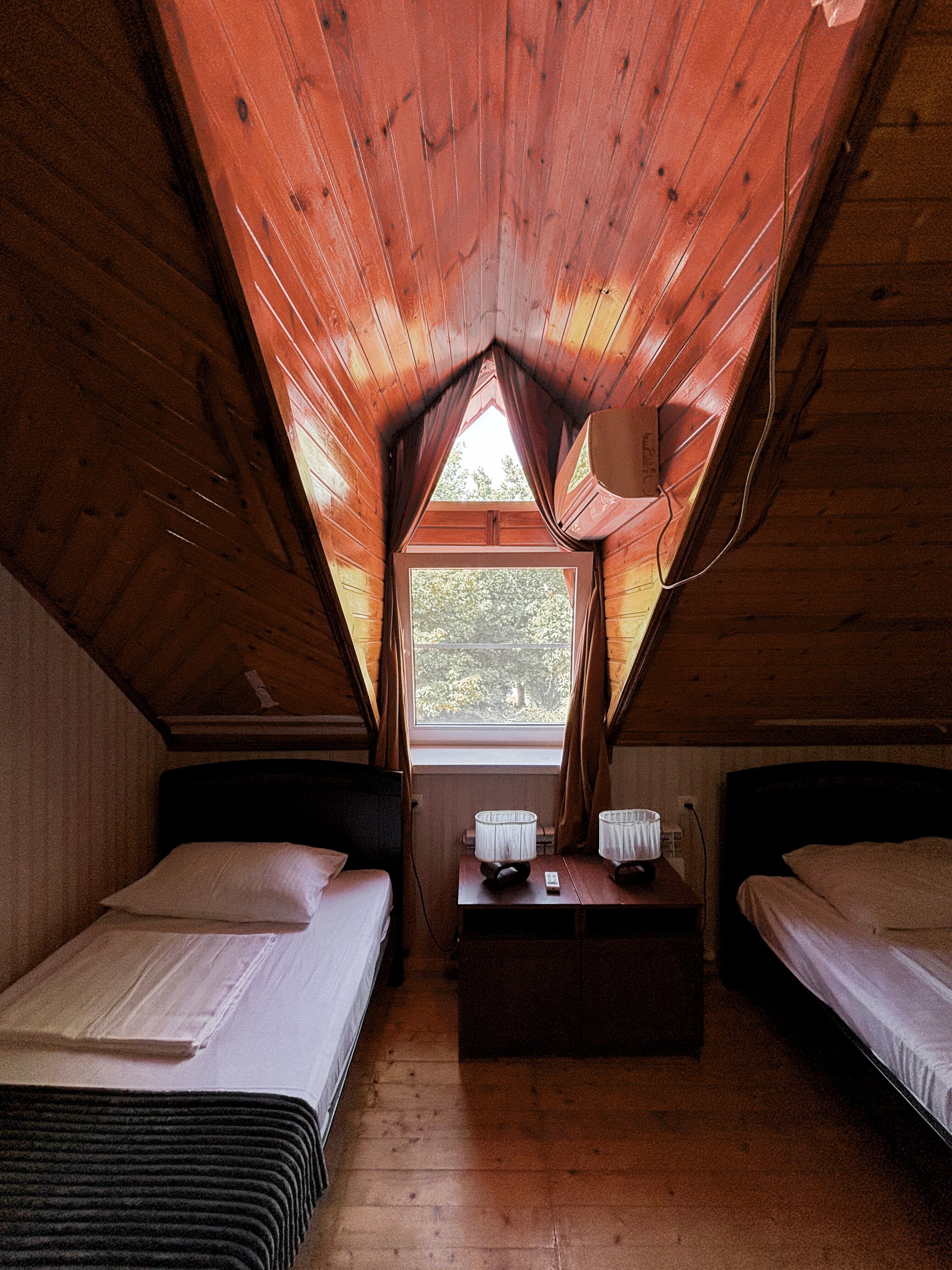 Небольшой двухместный номер с 2 отдельными кроватями