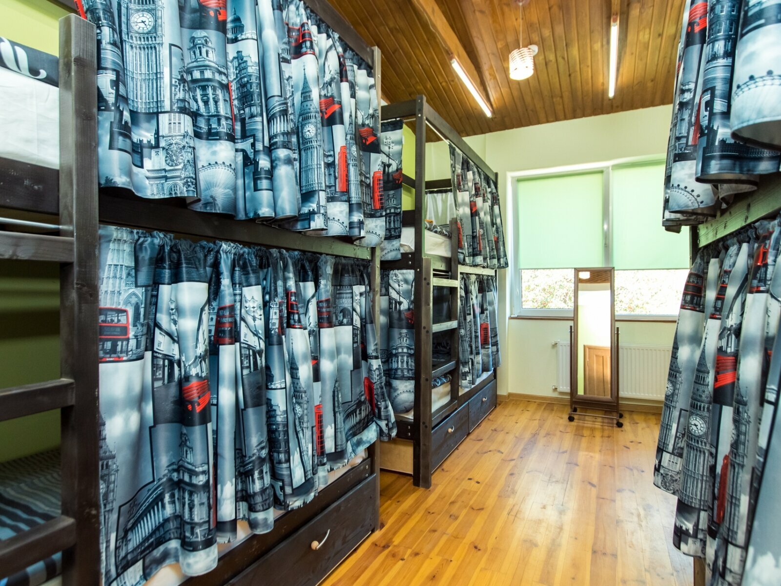 Кровать в общем 6-местном номере для мужчин и женщин