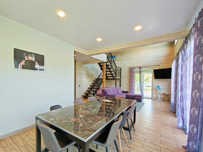 Коттедж с балконом