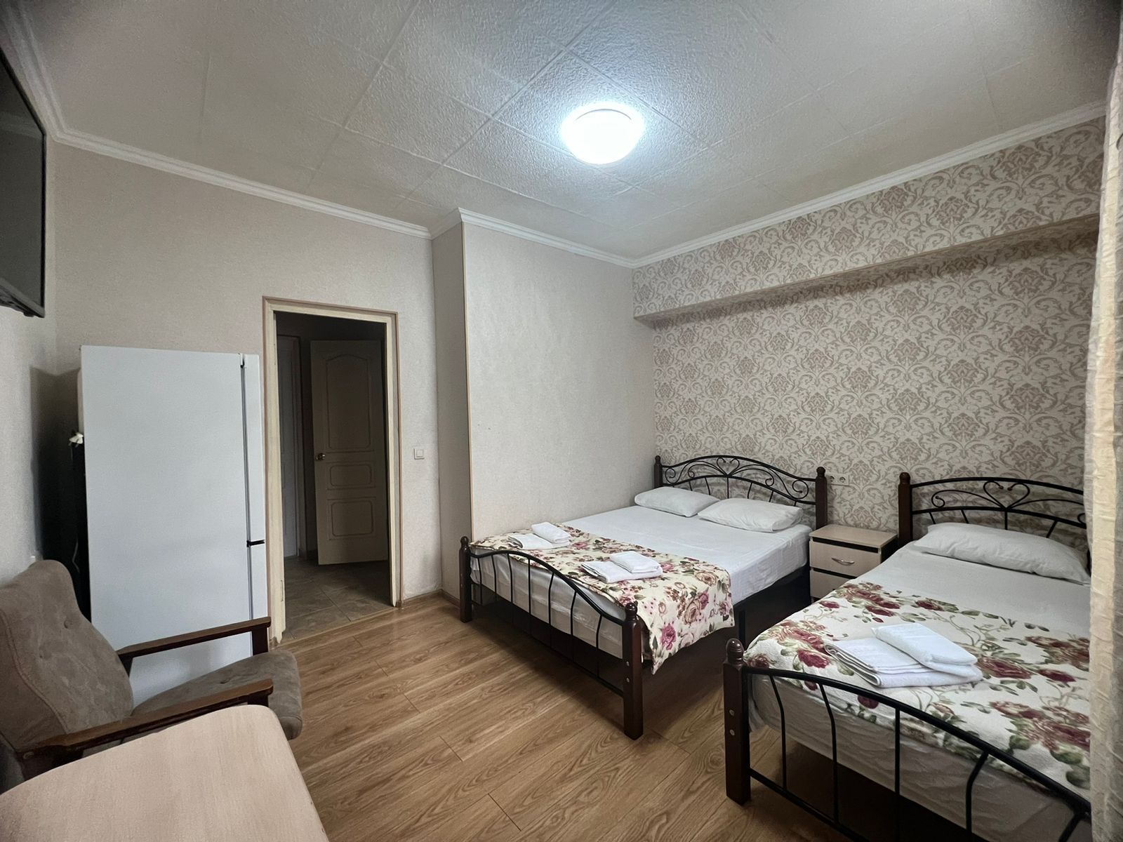 Трехместный номер с собственной ванной комнатой