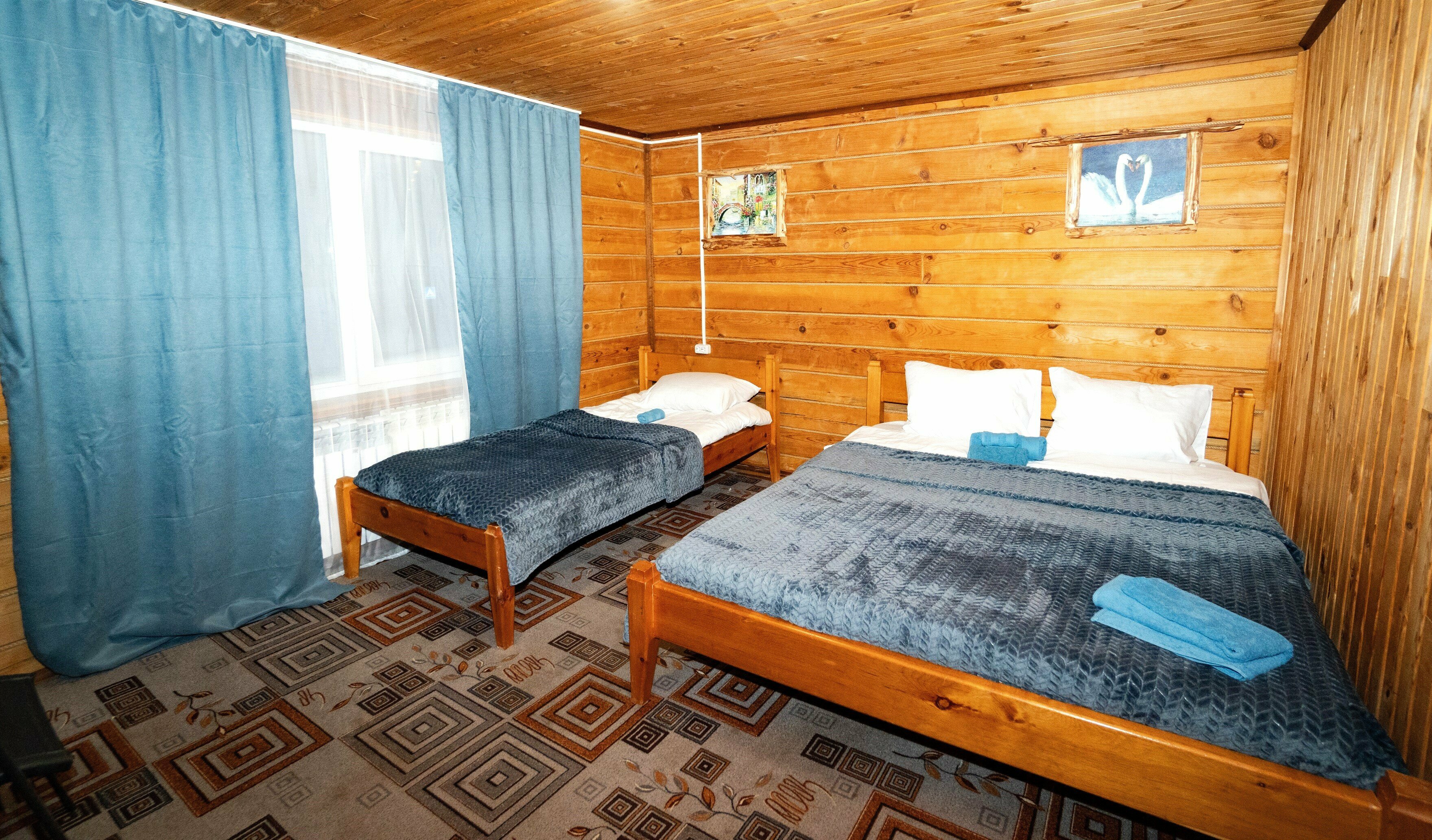 Трехместный номер с общей ванной комнатой