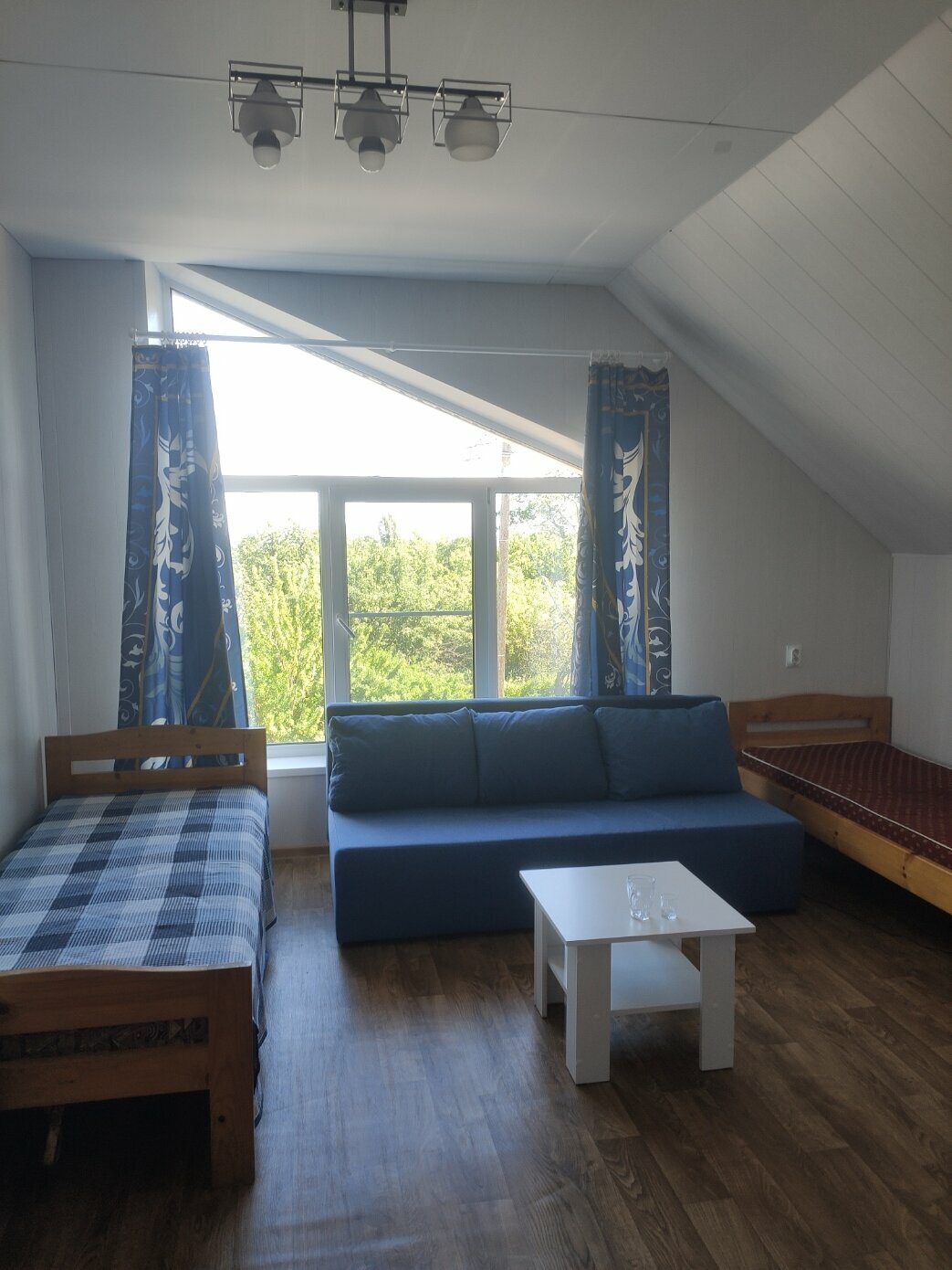 Трехместный номер с общей ванной комнатой