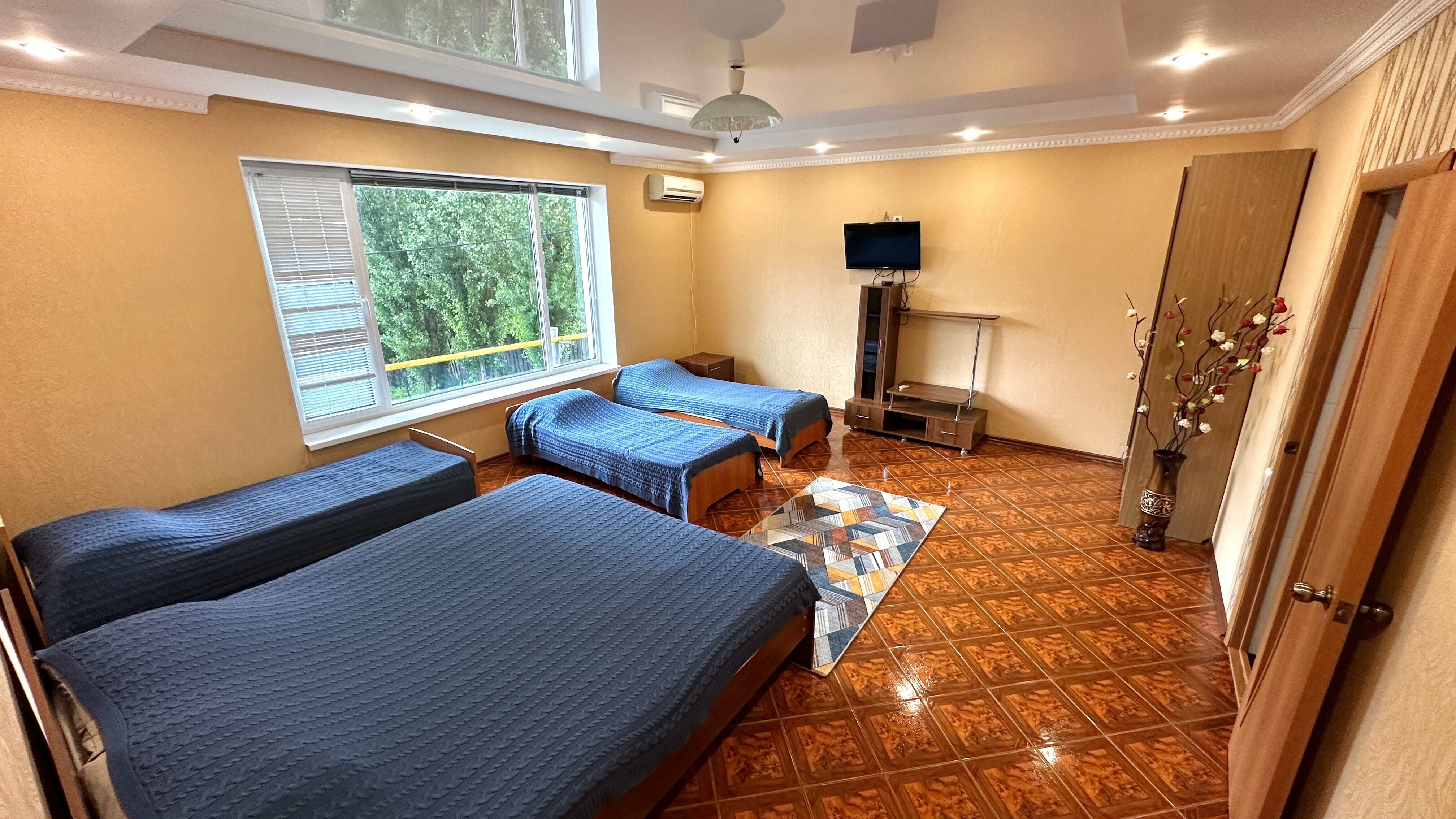 Cемейный номер с собственной ванной комнатой