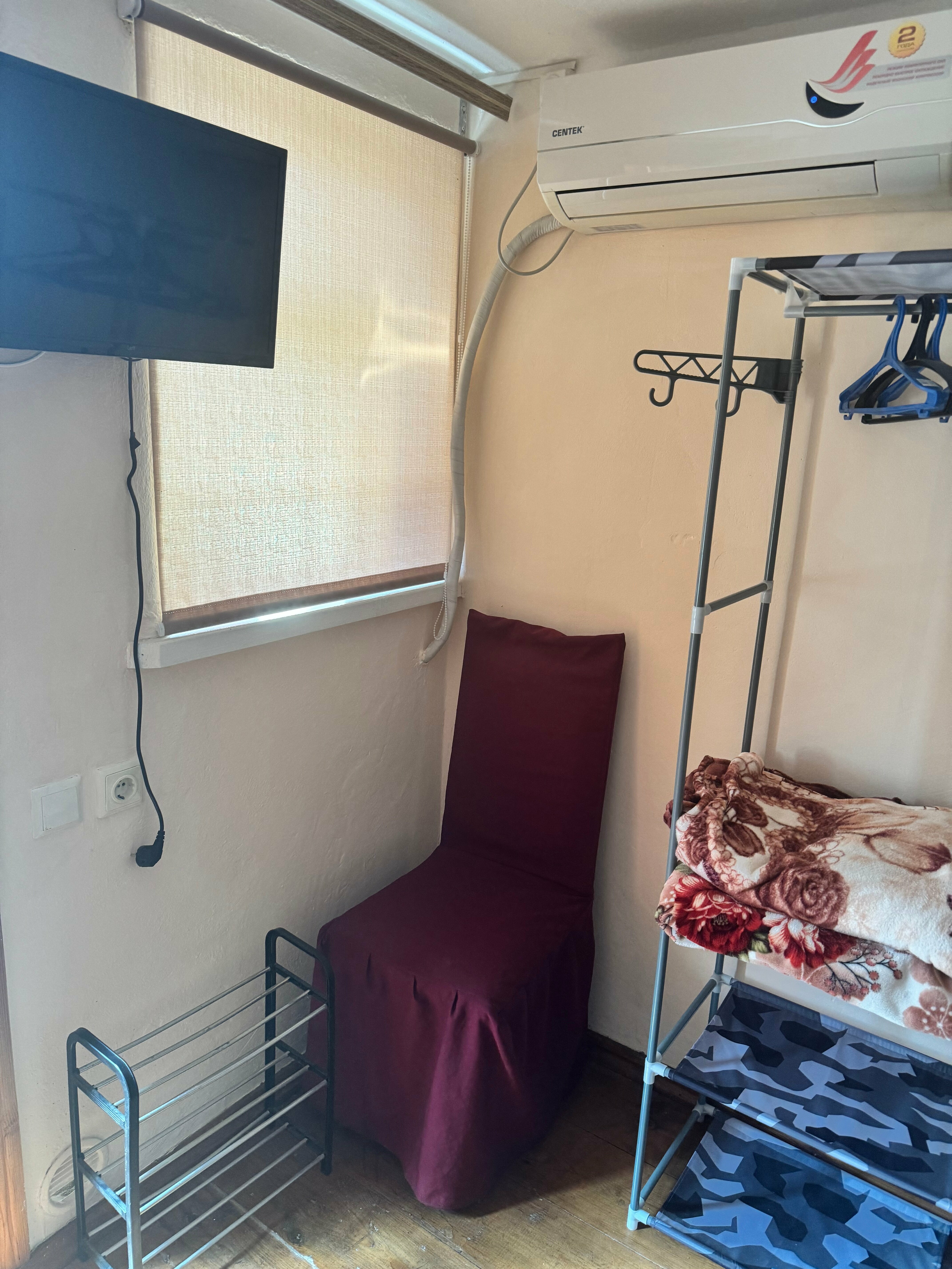 Двухместный номер с 2 отдельными кроватями и общим туалетом