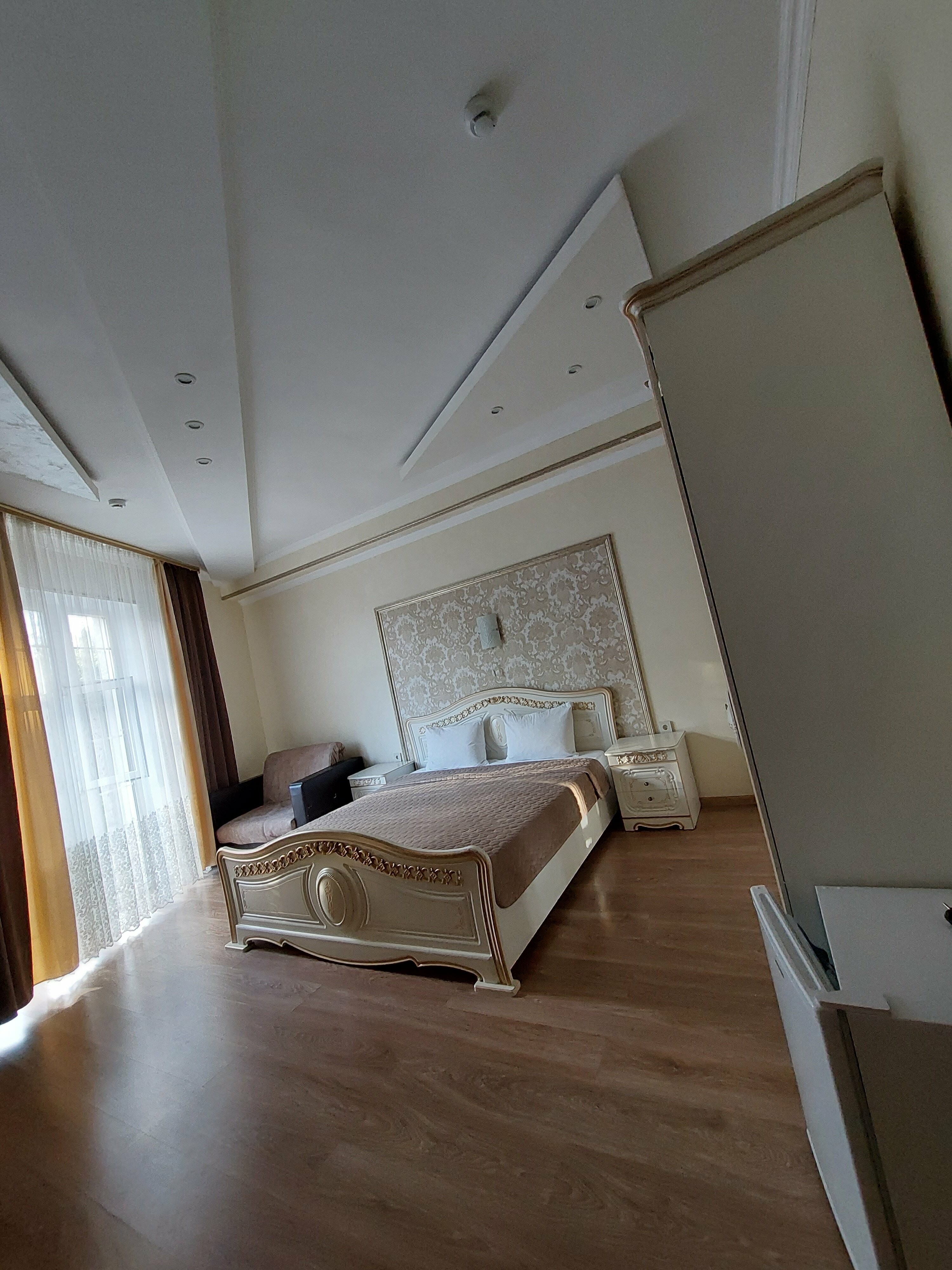 Трехместный номер с окном