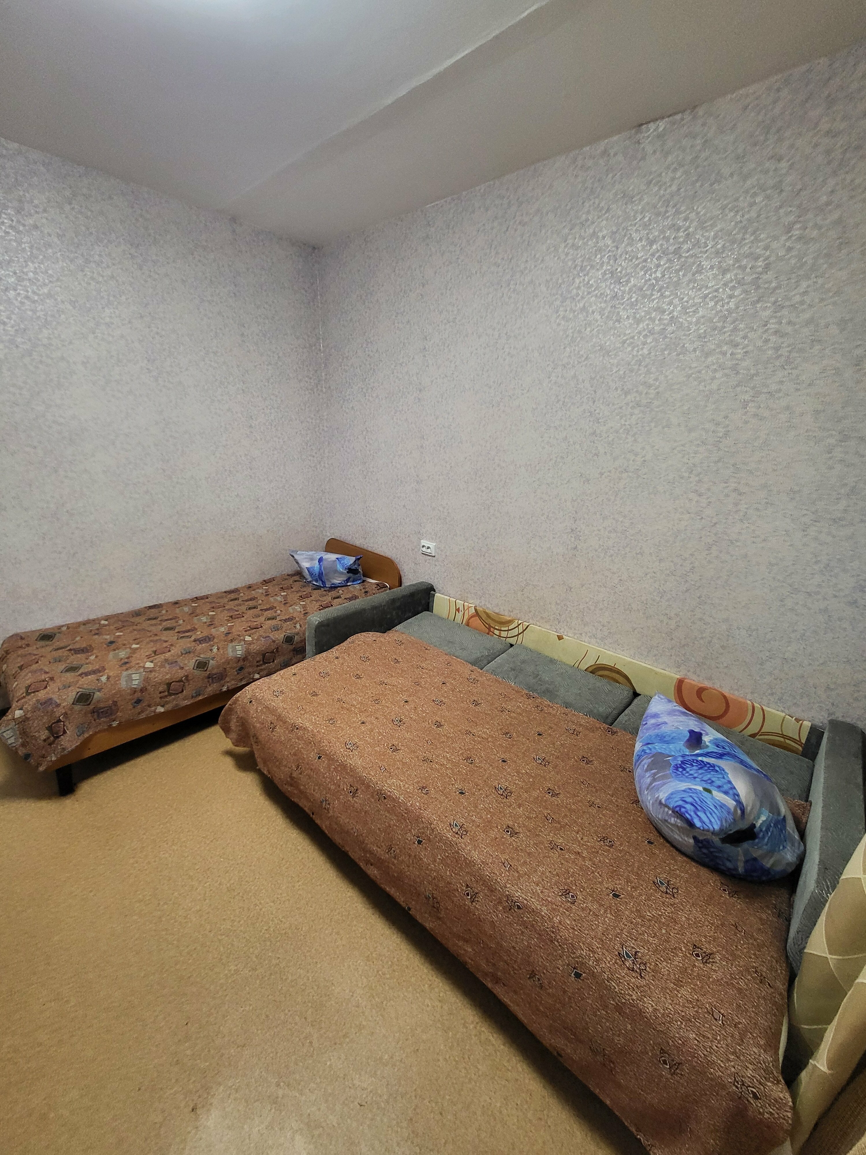 Небольшой двухместный номер с 2 отдельными кроватями