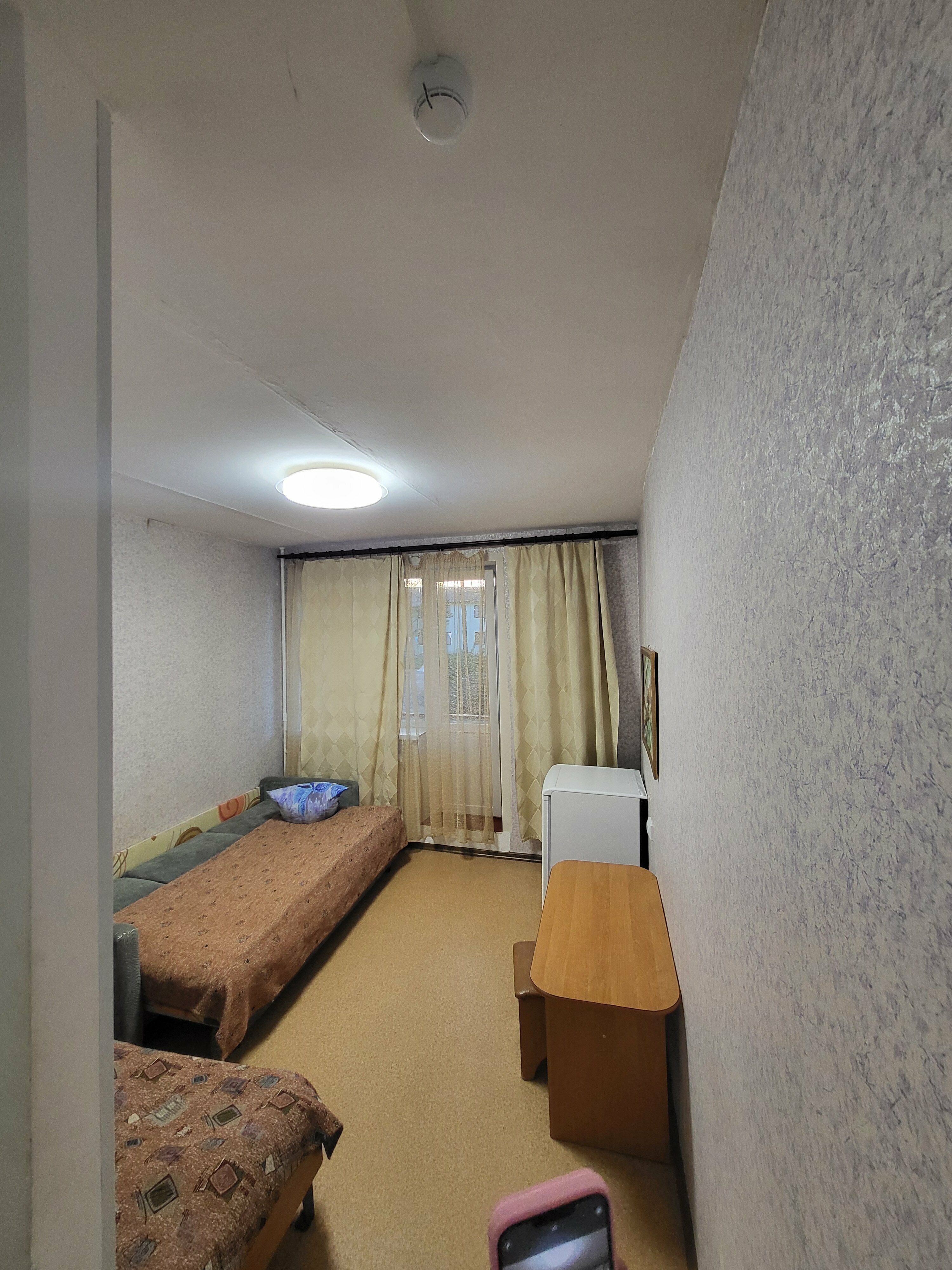 Небольшой двухместный номер с 2 отдельными кроватями