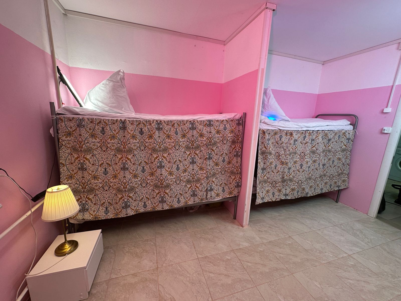 Кровать в общем номере для женщин с 4 кроватями