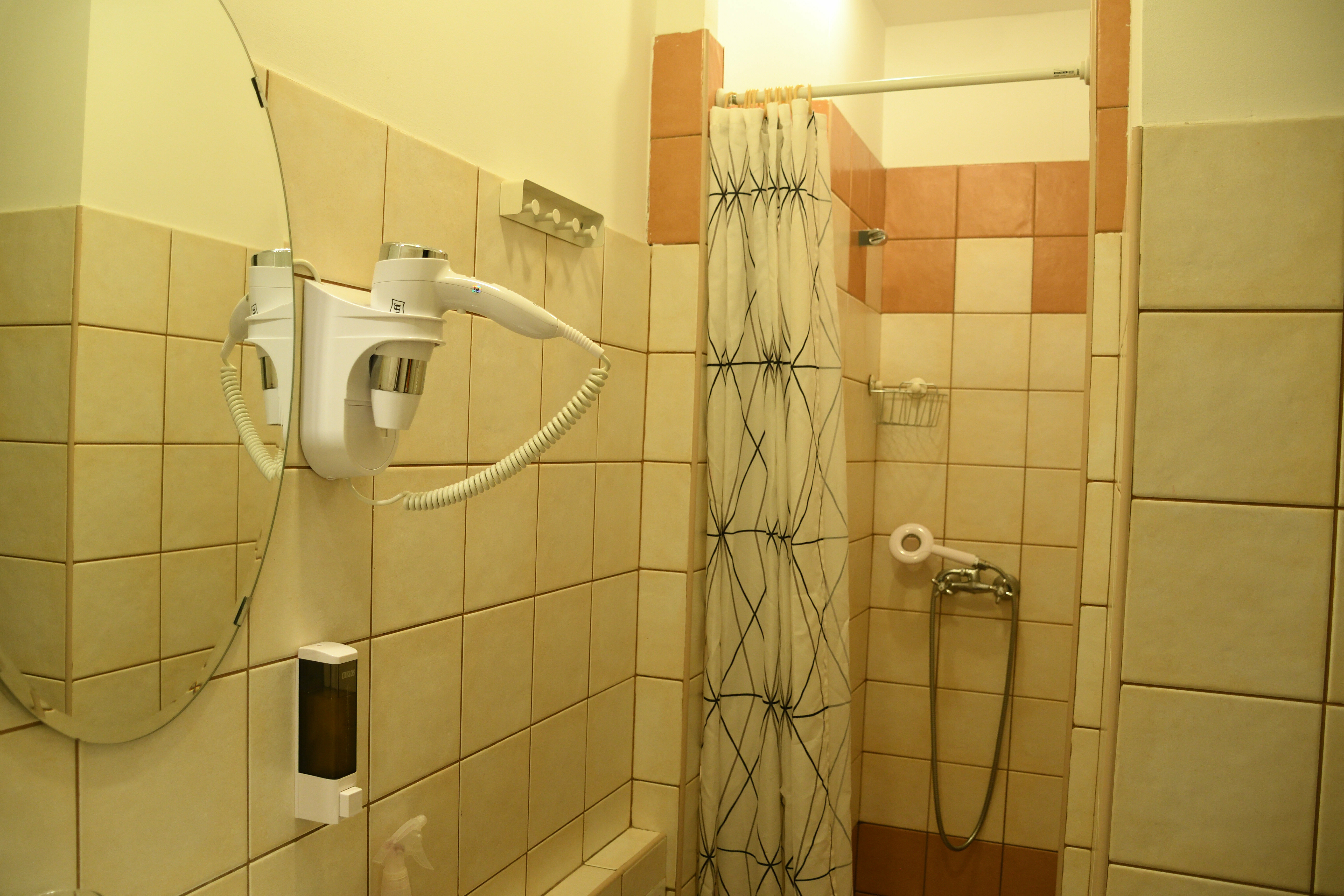 Шестиместный номер с собственной душевой комнатой