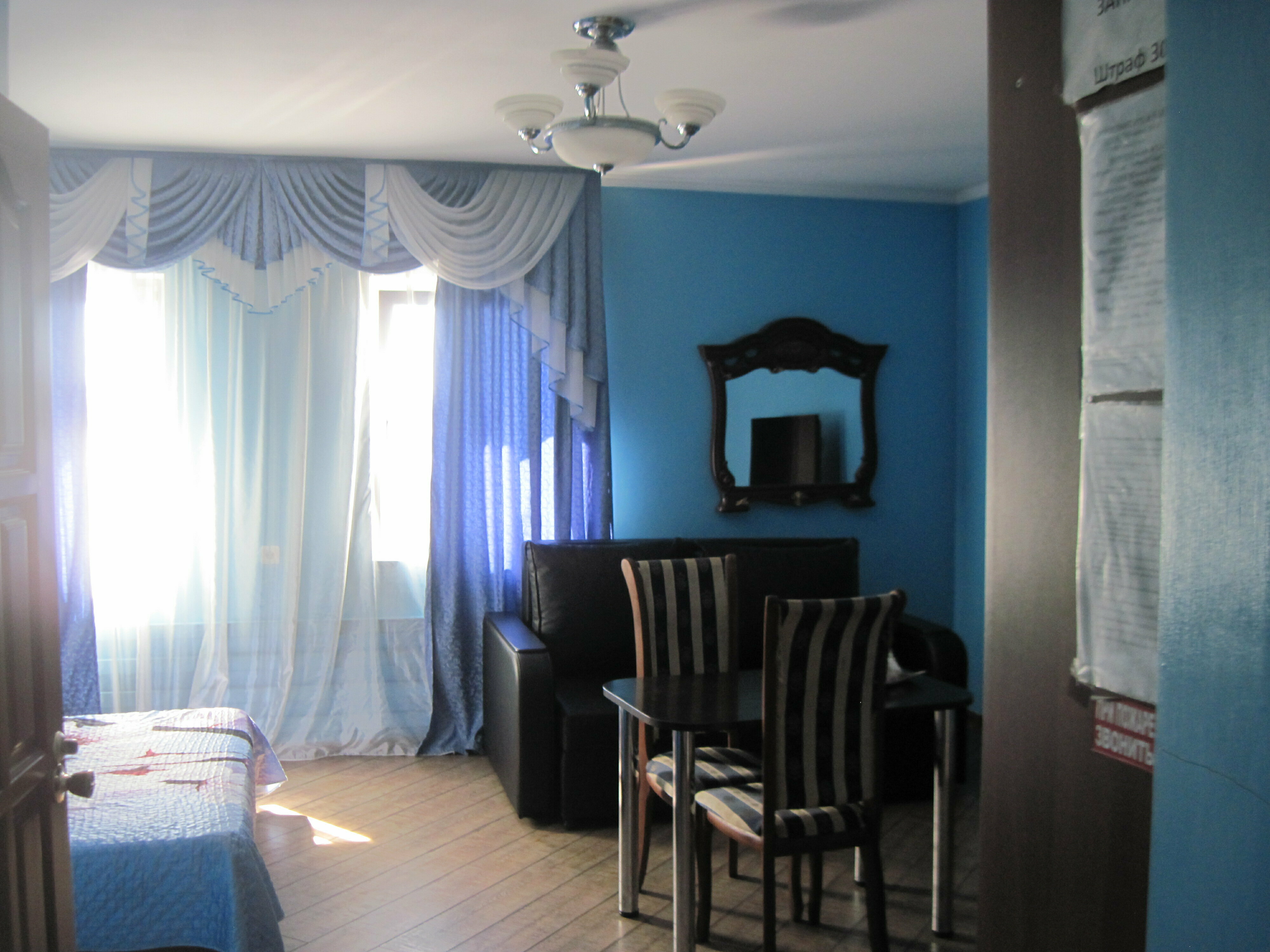 Номер-студия с кроватью размера "king-size" и диван-кроватью