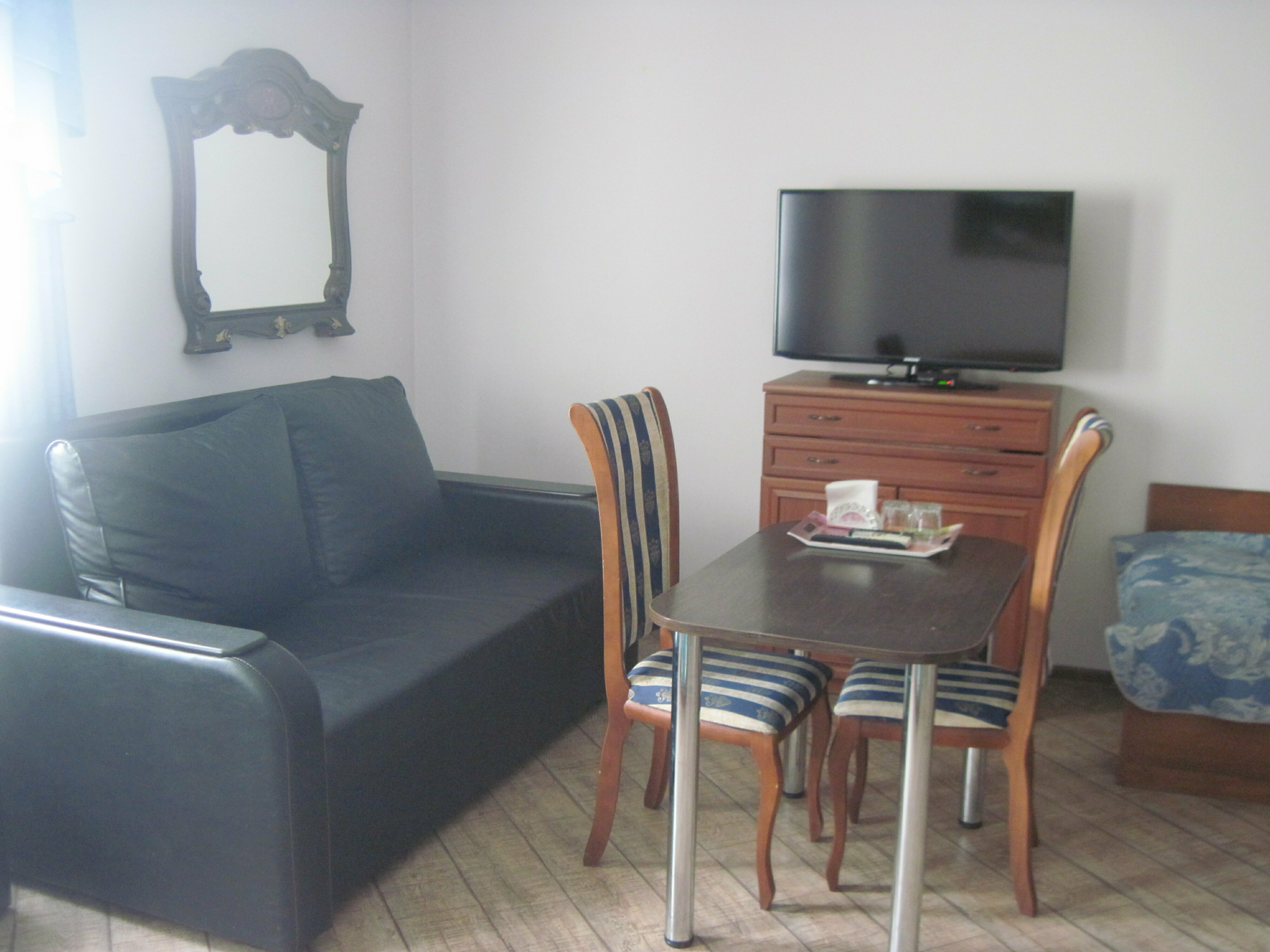 Номер-студия с кроватью размера "king-size" и диван-кроватью