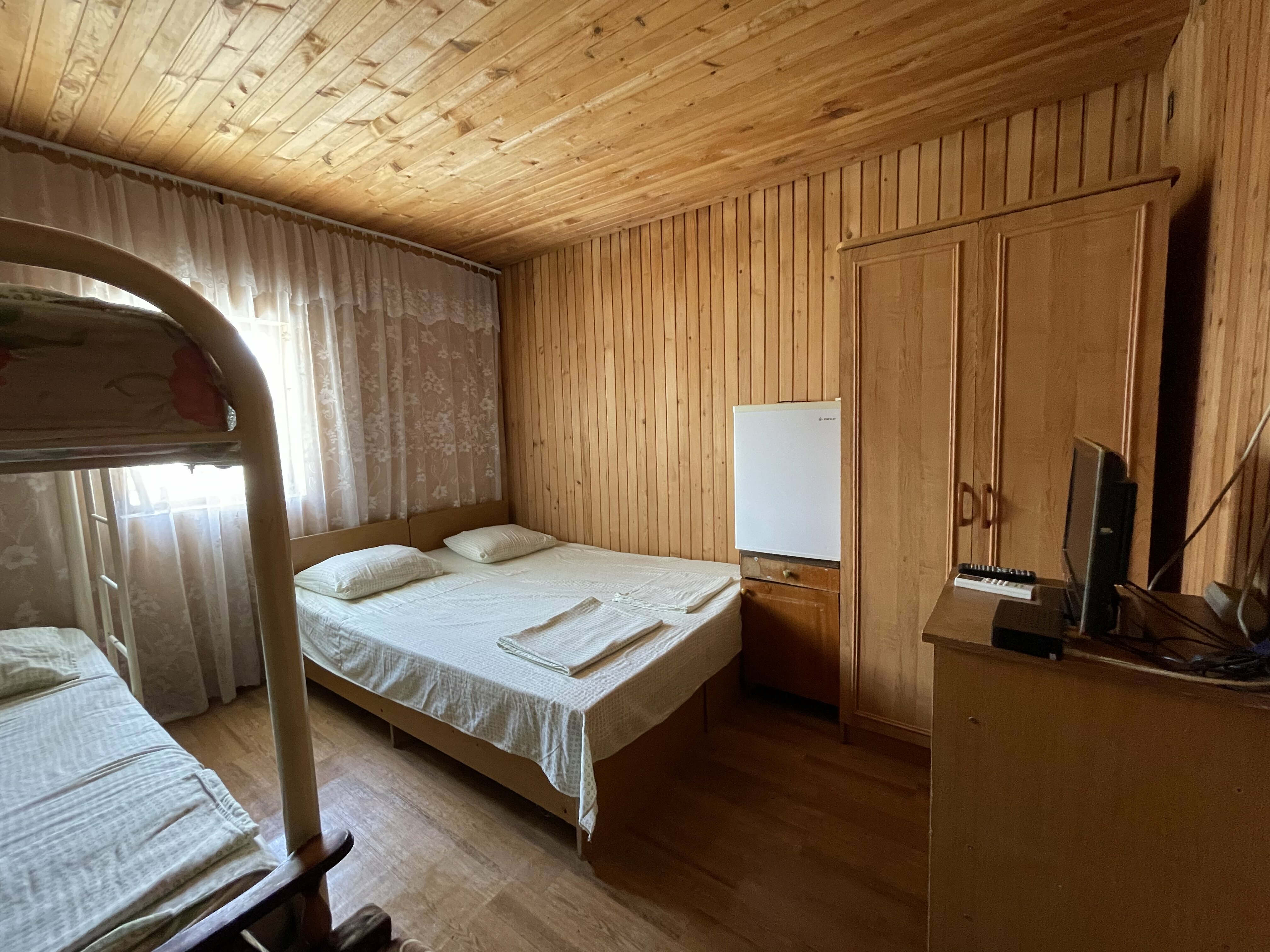 Четырехместный номер эконом-класса с общей ванной комнатой