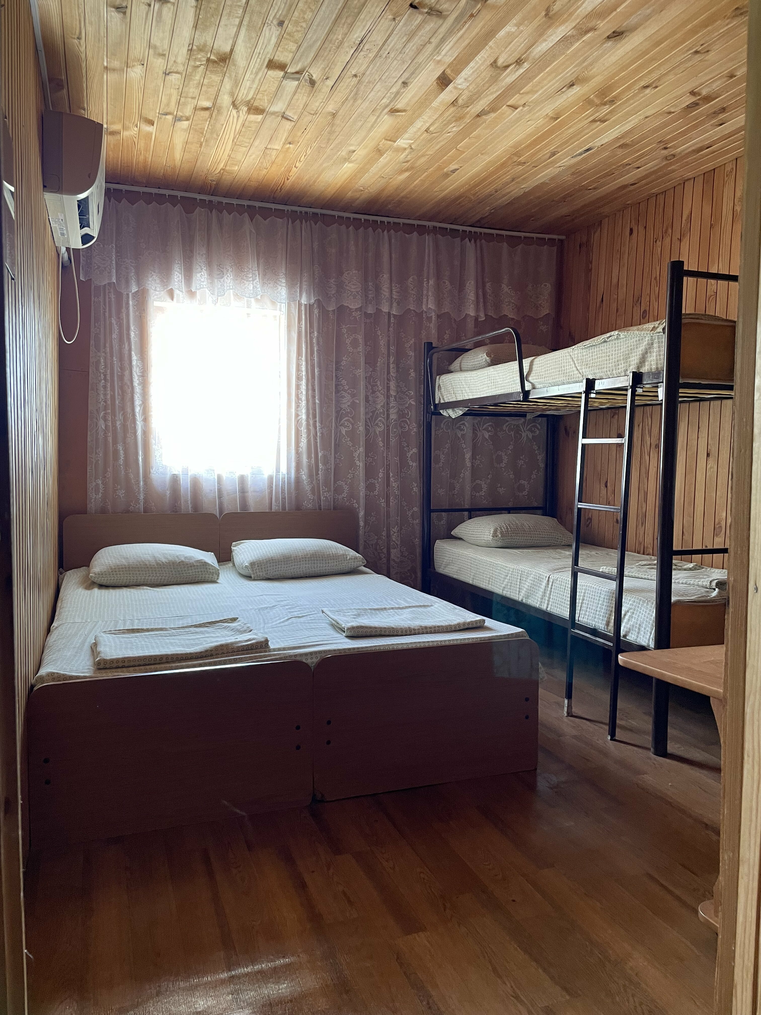 Четырехместный номер эконом-класса с общей ванной комнатой