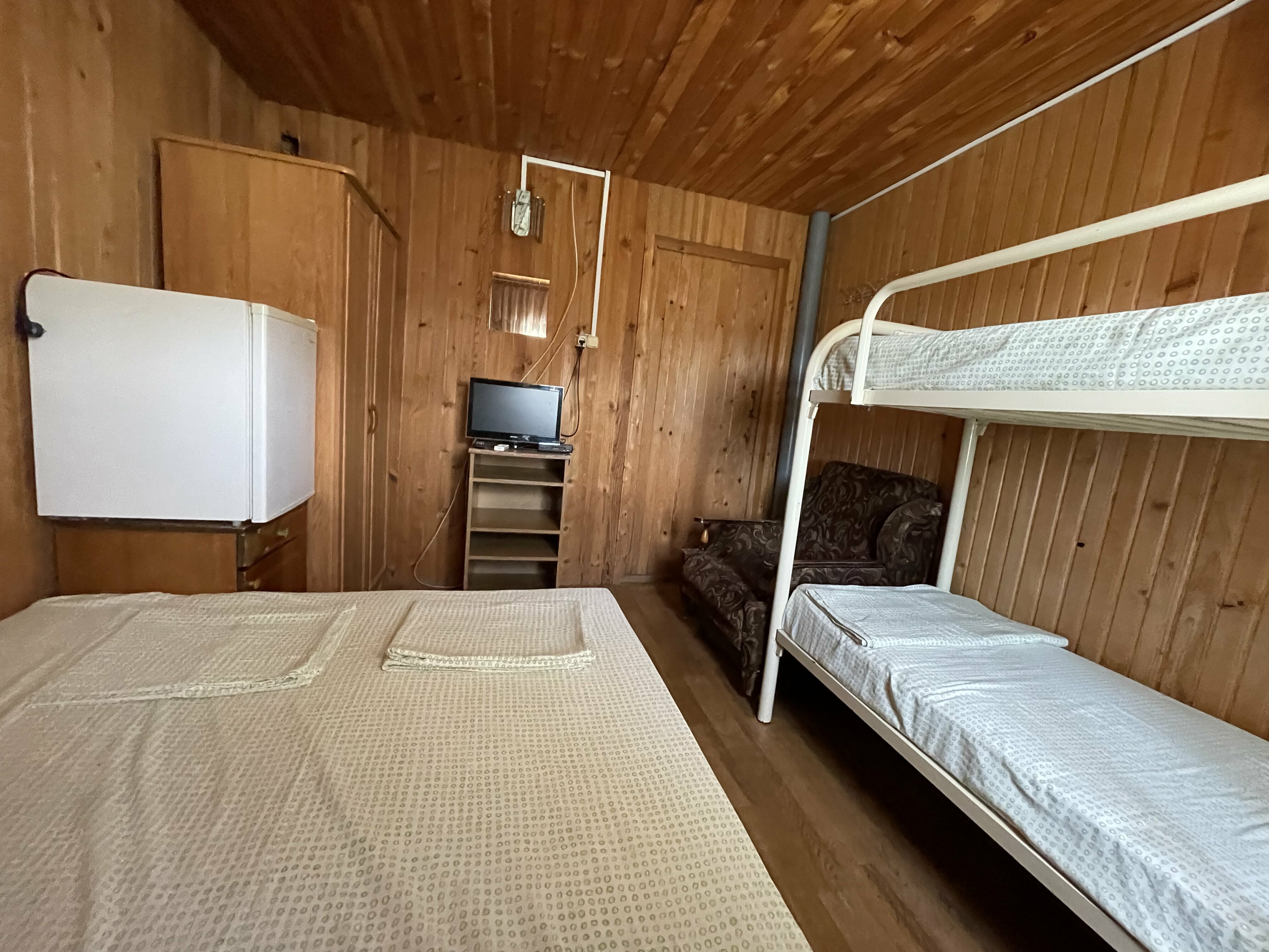 Семейный номер с общей ванной комнатой