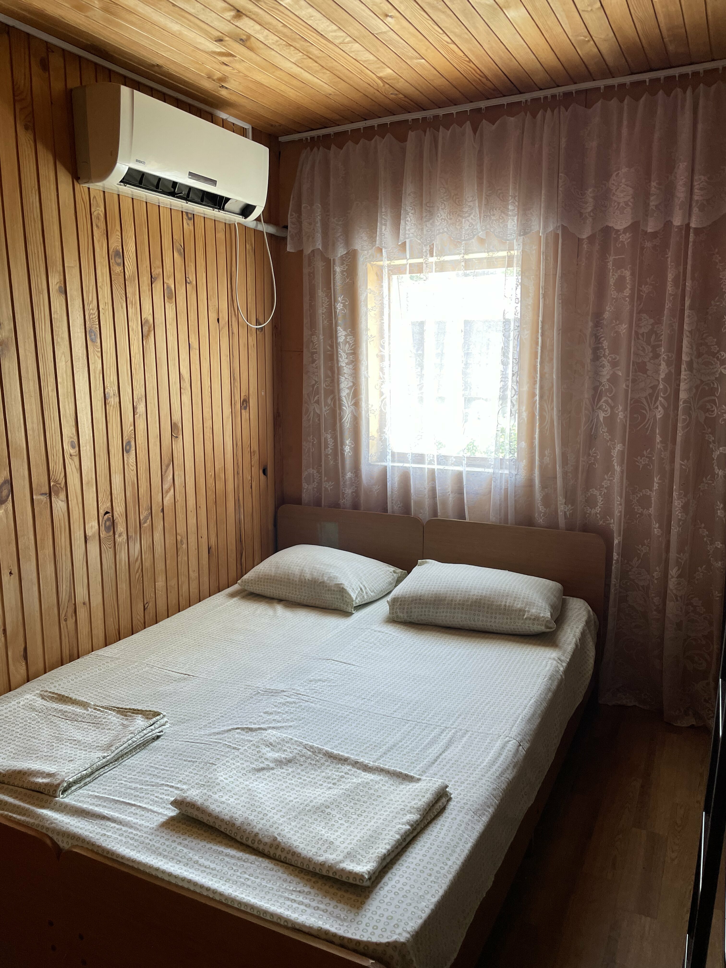 Четырехместный номер эконом-класса с общей ванной комнатой